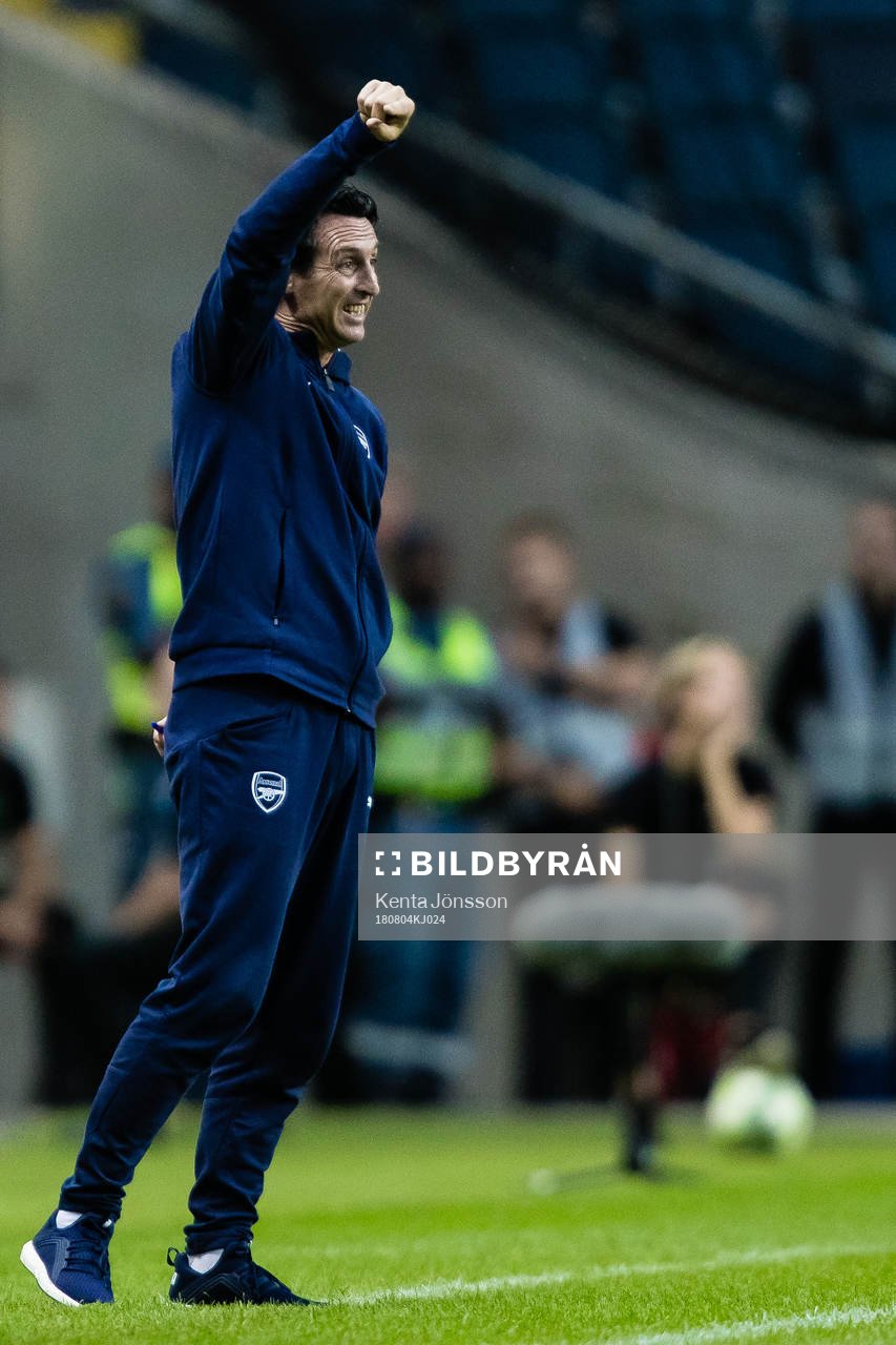 Coach Unai Emery of Arsenal reacts