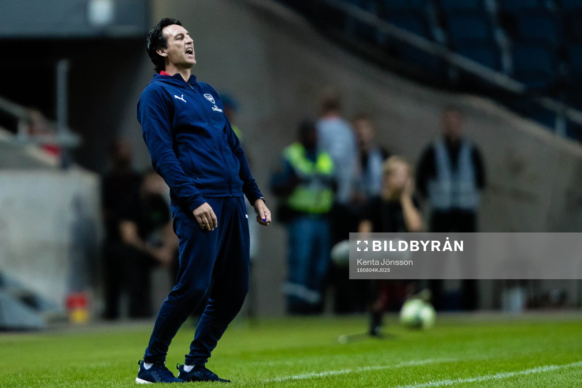 Coach Unai Emery of Arsenal reacts