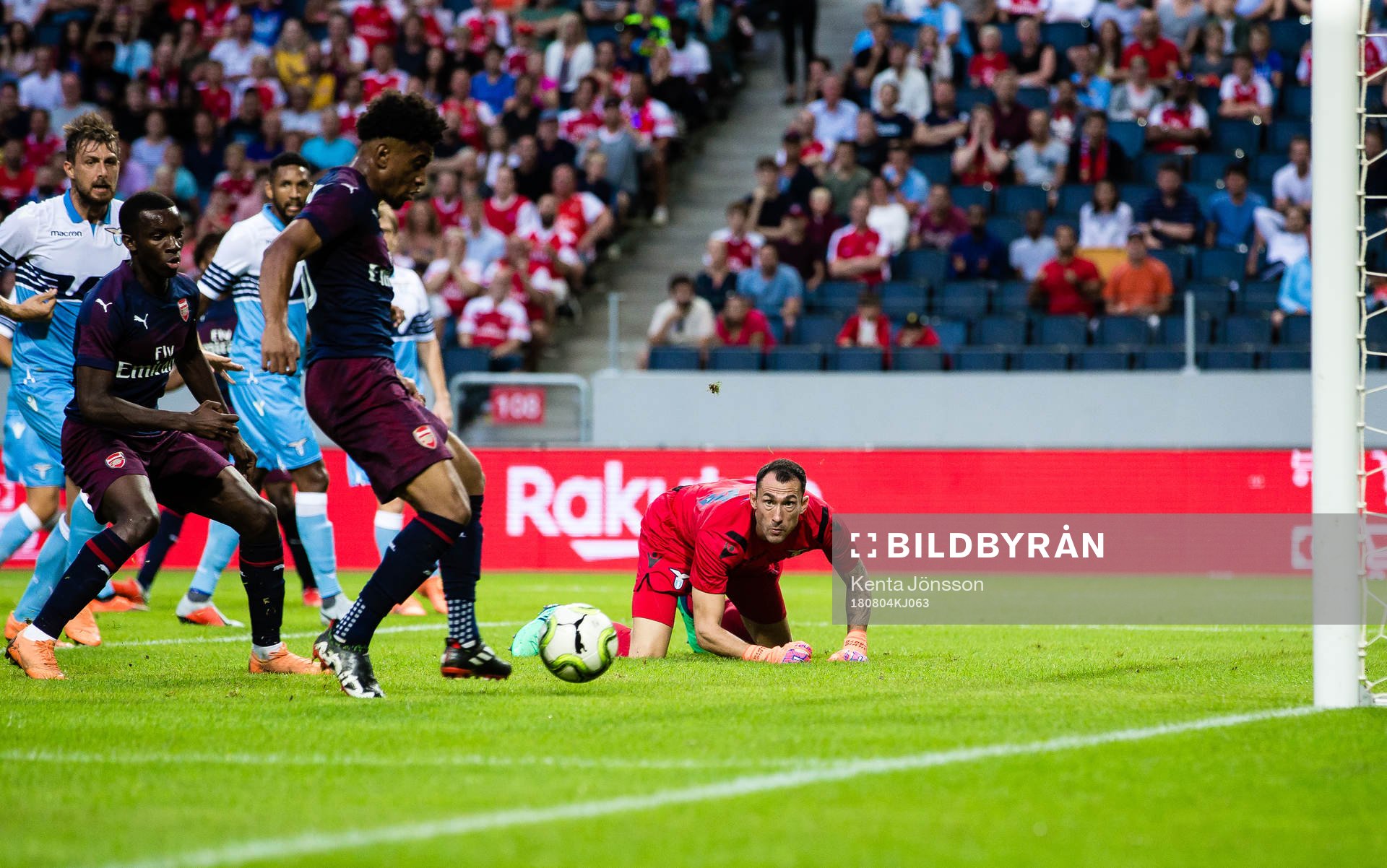Reiss Nelson of Arsenal scores 1-0