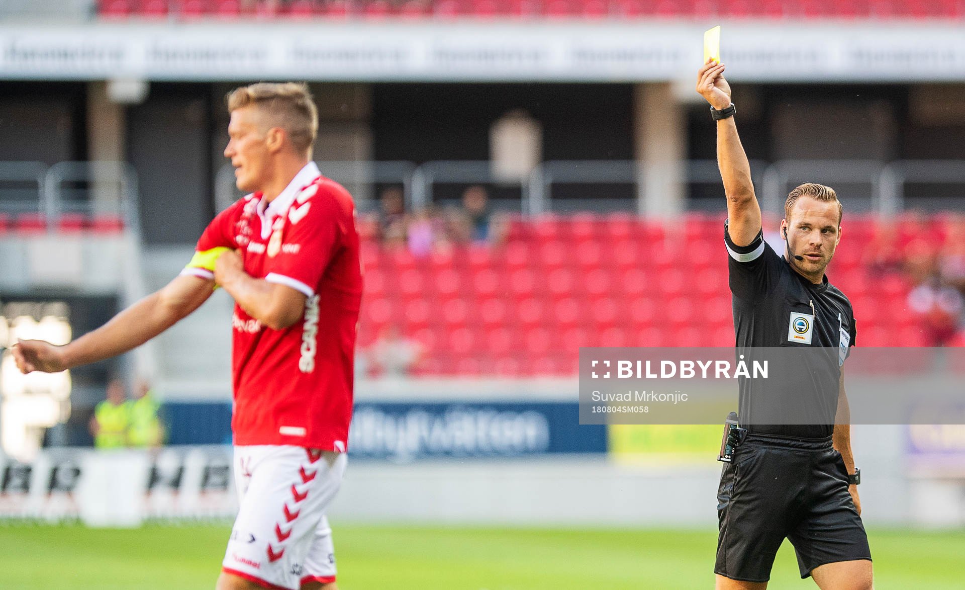 Domaren Kristoffer Karlsson varnar Kalmars Viktor Elm