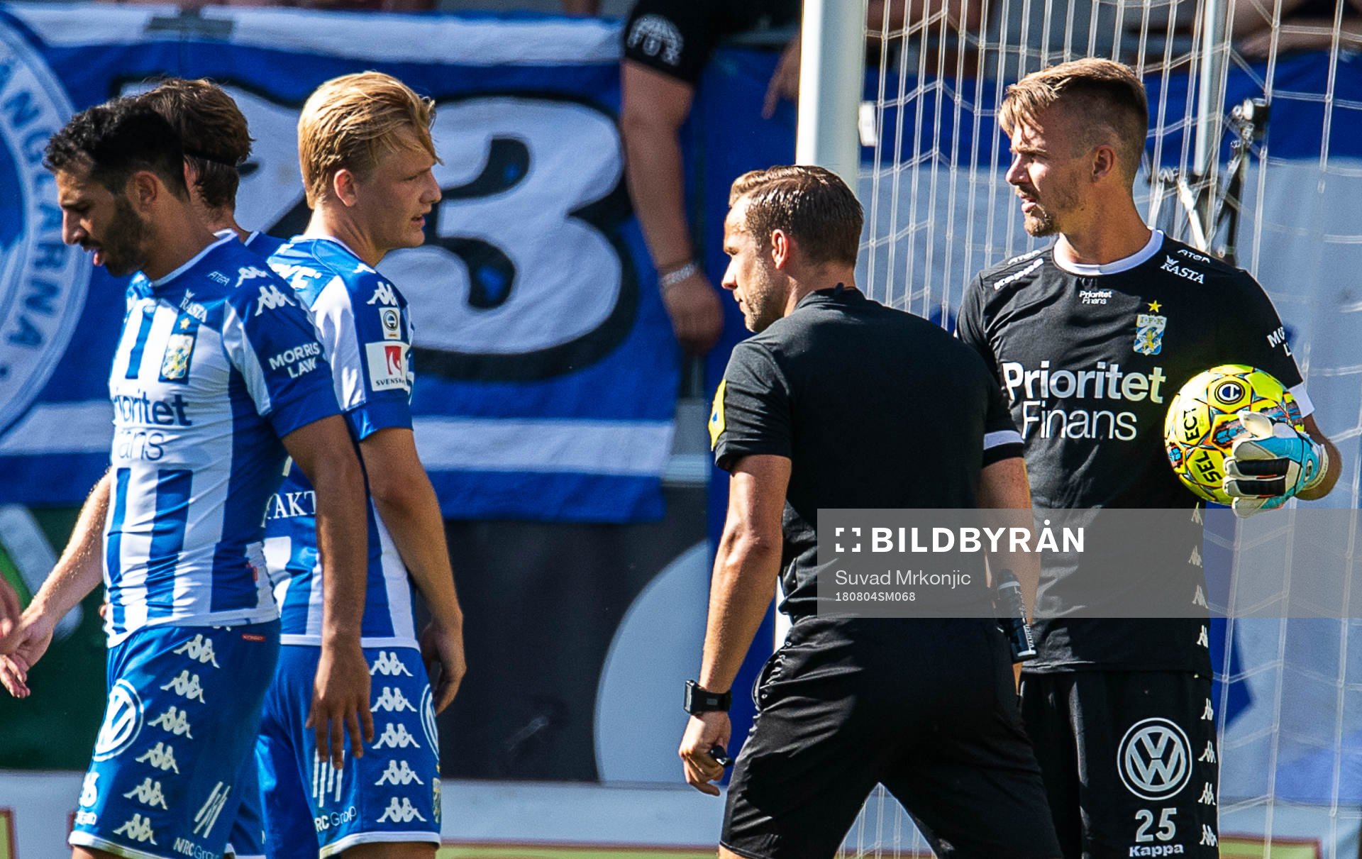IFK Göteborgspelarna diskuterar med domaren Kristoffer