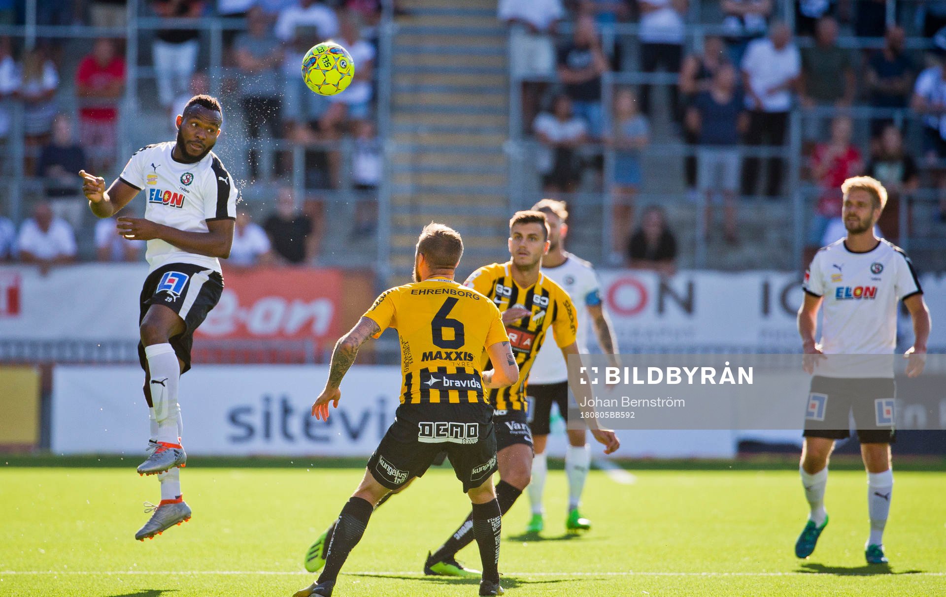 Örebros Michael Junior Omoh och Häckens Alexander