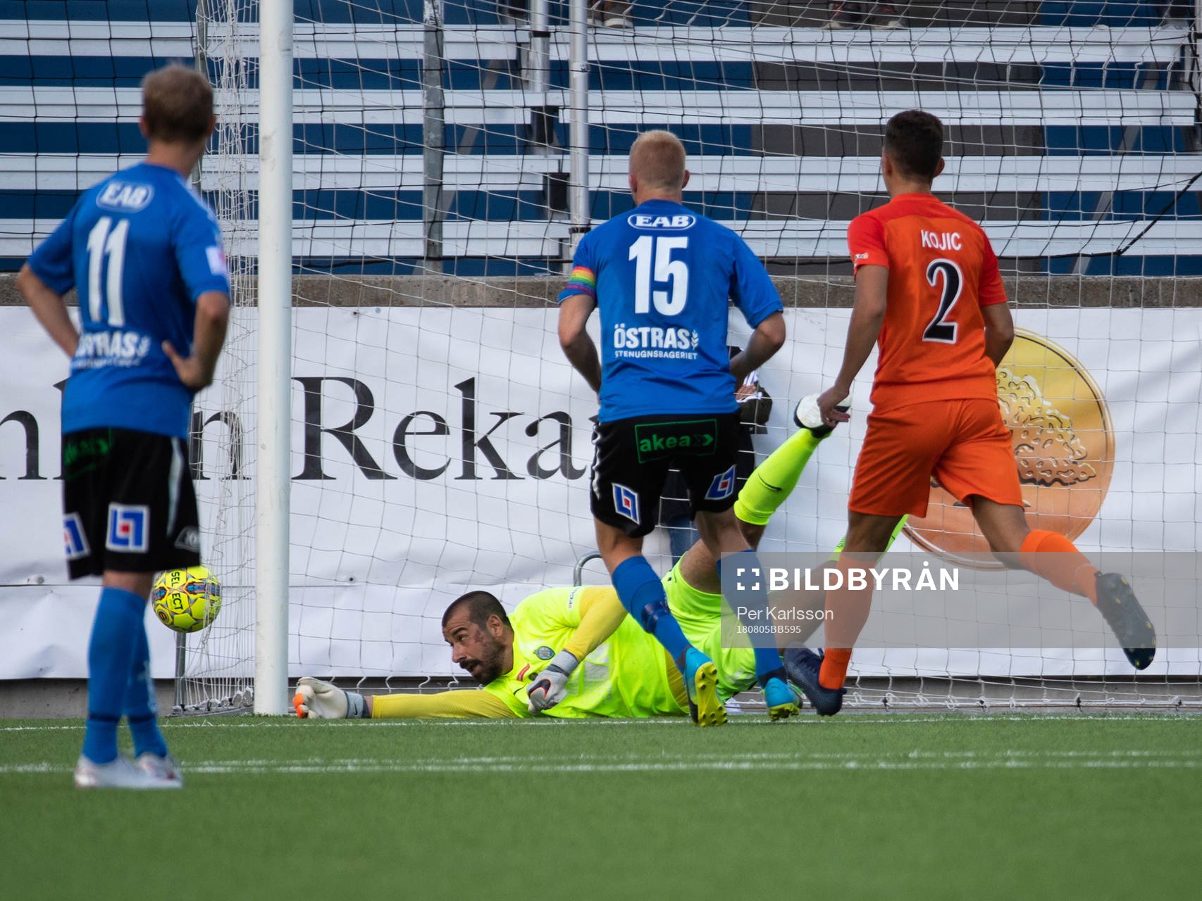 AFC Eskilstunas målvakt Gianluca Curci räddar frisparken