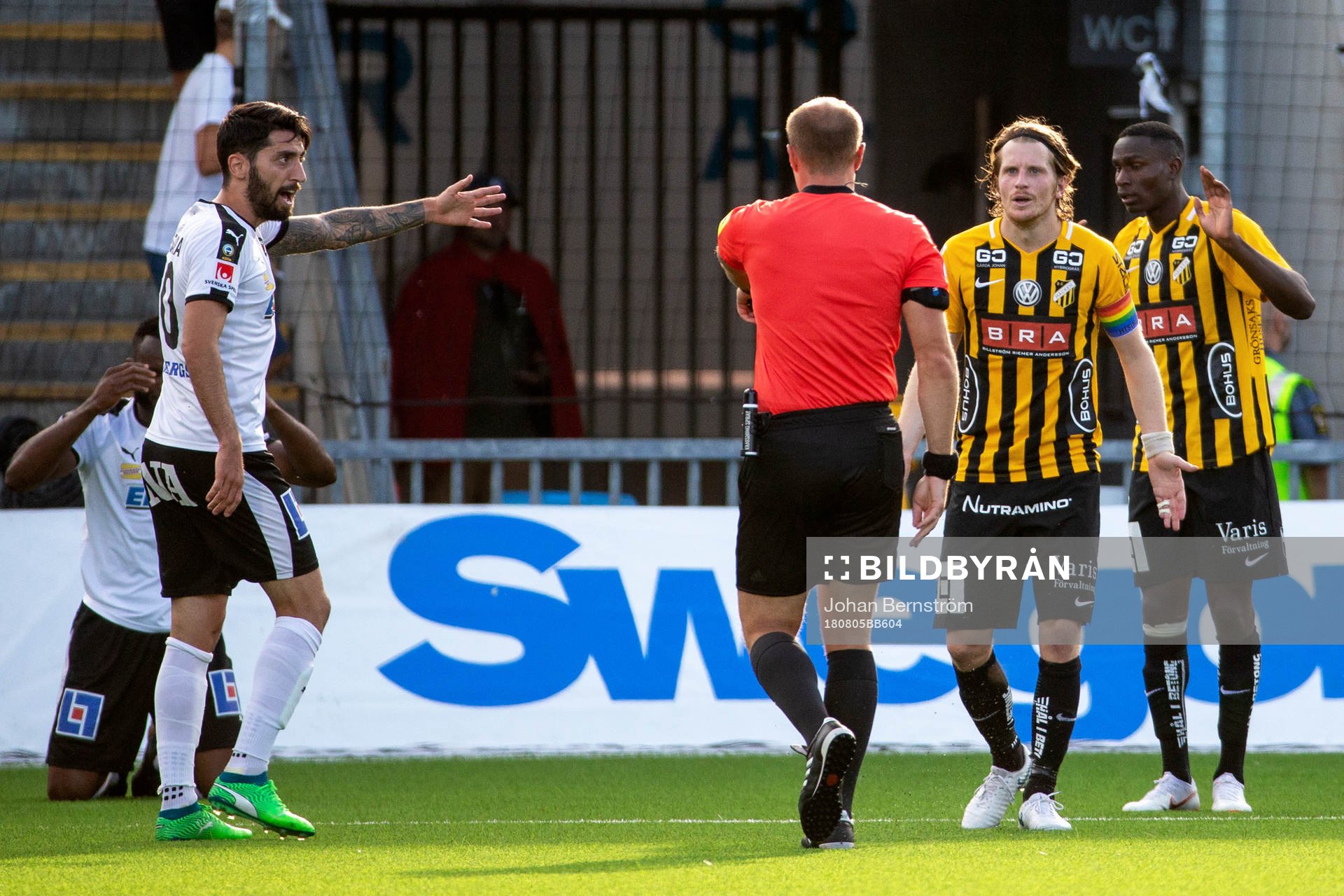 Domare Patrik Eriksson dömer frispark och Häckens Erik