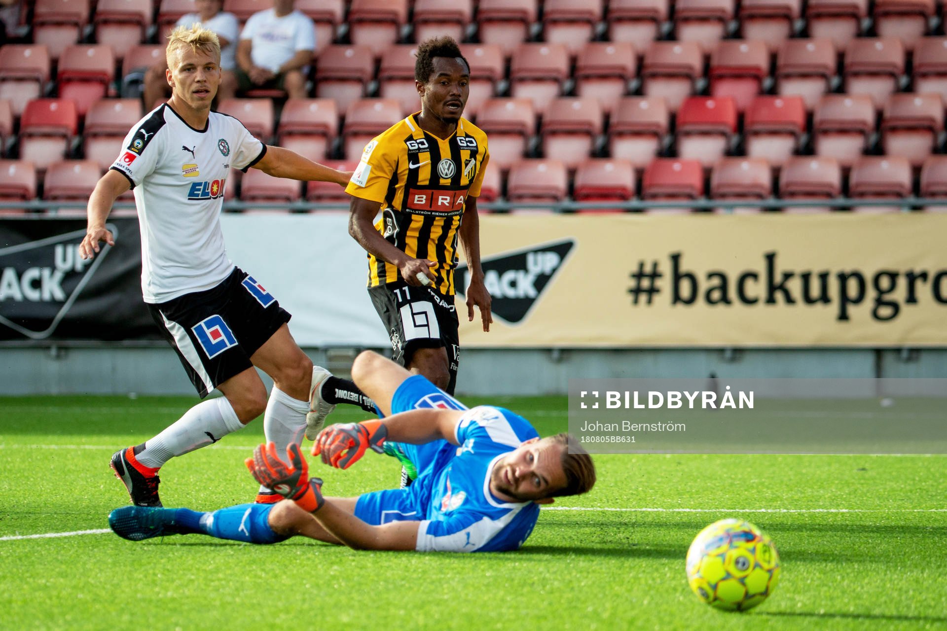 Häckens Nasiru Mohammed gör 0-1 bakom Örebros målvakt