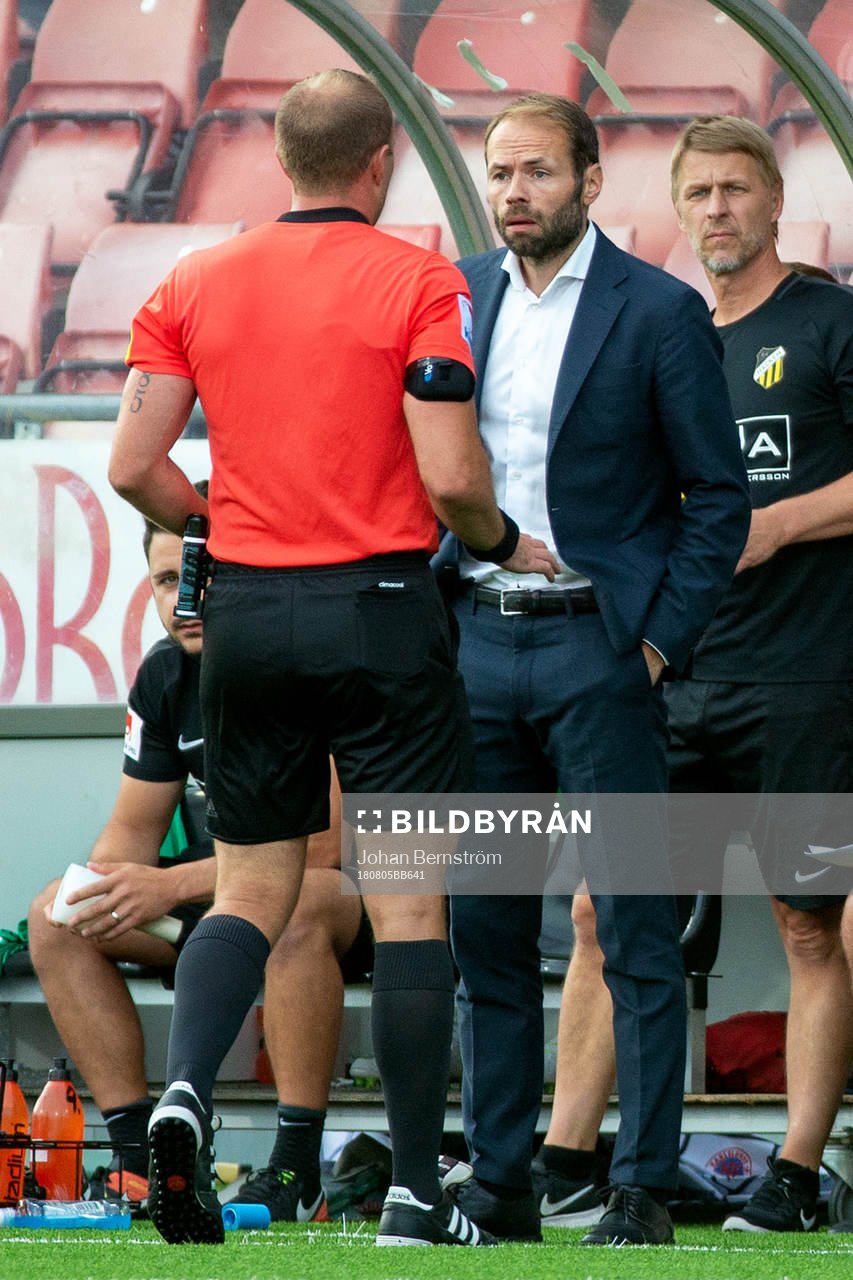 Domare Patrik Eriksson pratar med Häckens tränare Andreas