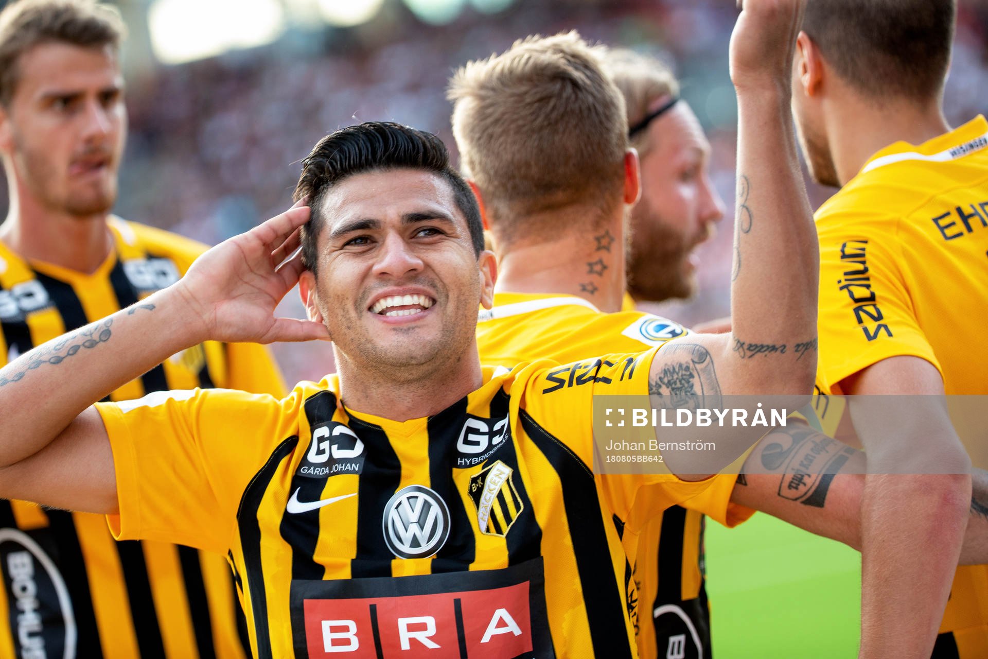 Häckens Paulinho jublar med lagkamrater