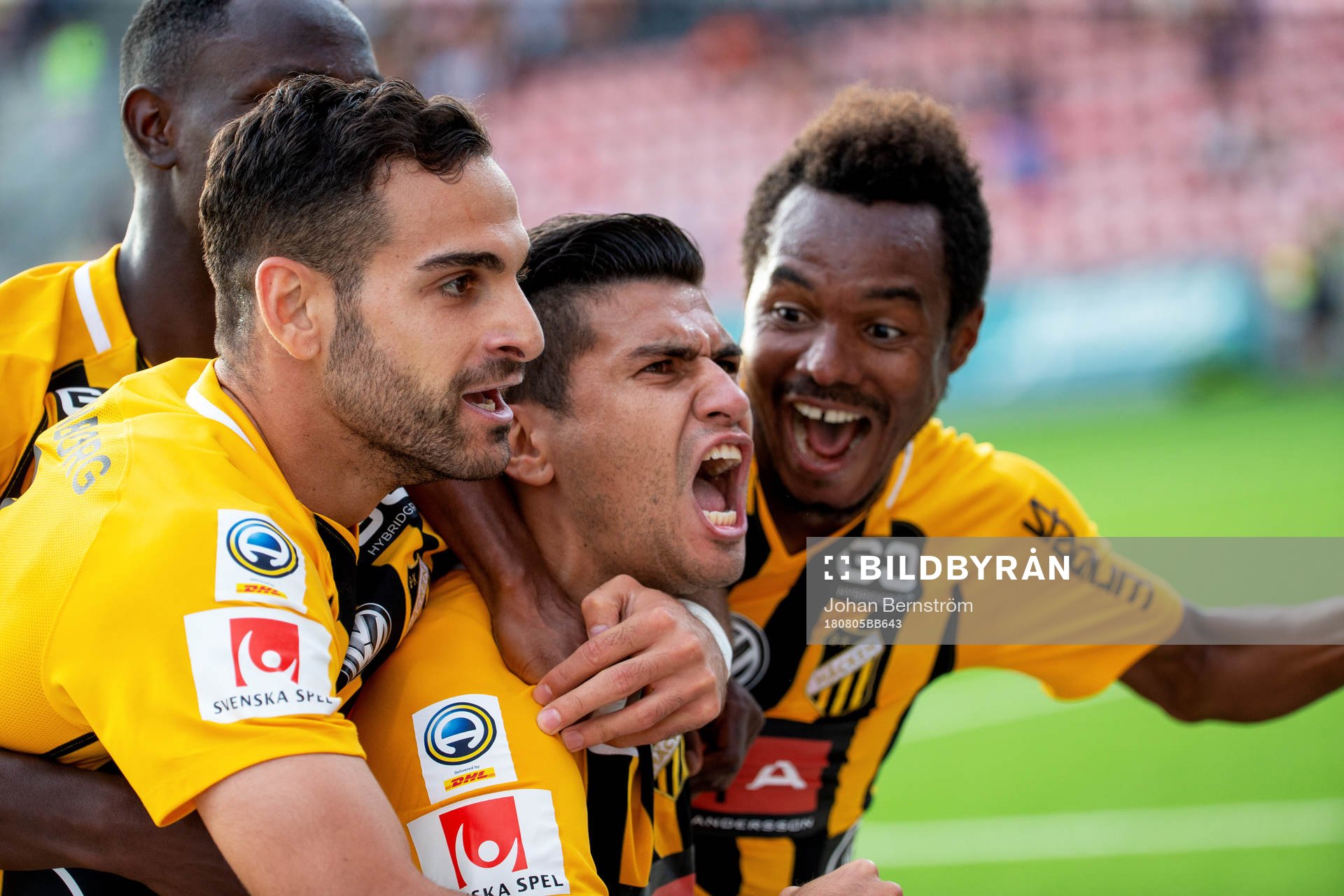 Häckens Paulinho jublar med lagkamrater