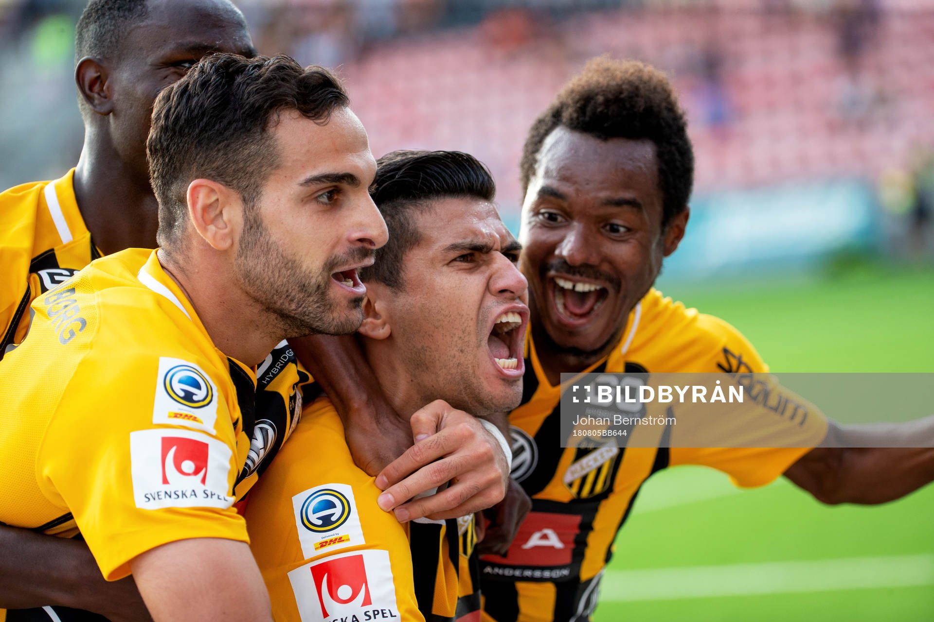 Häckens Paulinho jublar med lagkamrater