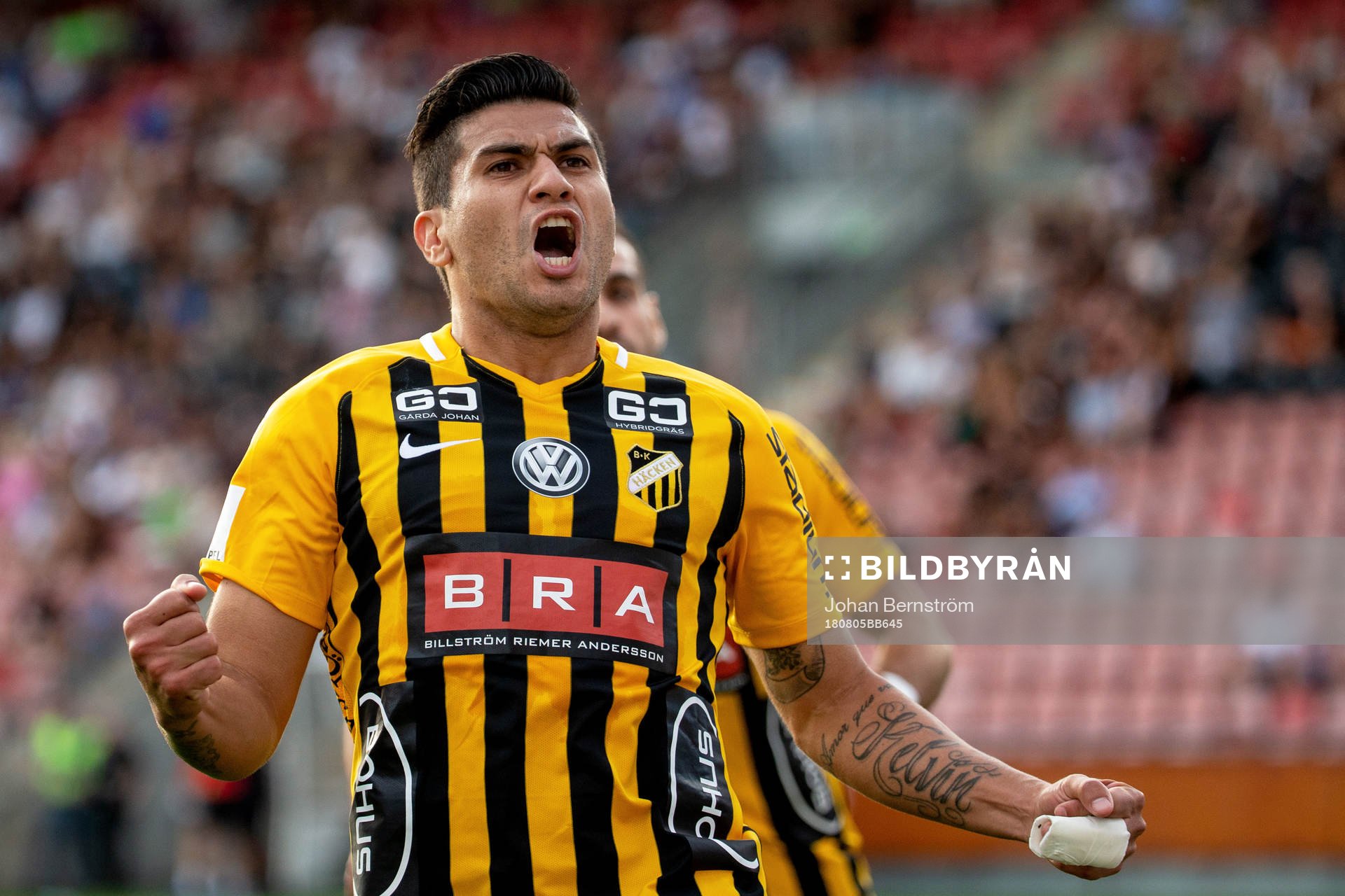 Häckens Paulinho jublar med lagkamrater