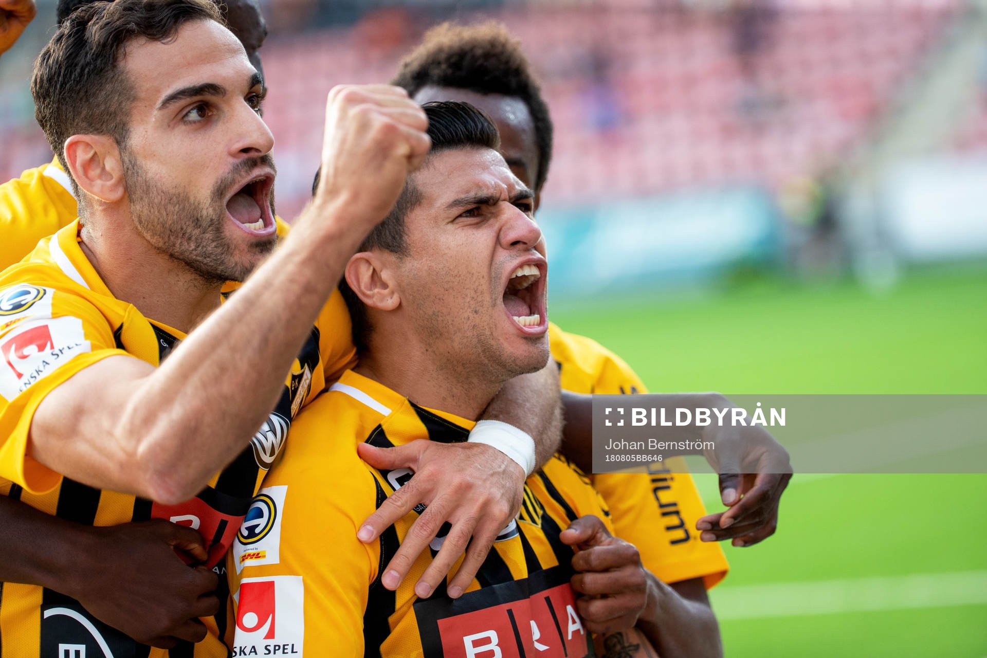 Häckens Paulinho jublar med lagkamrater