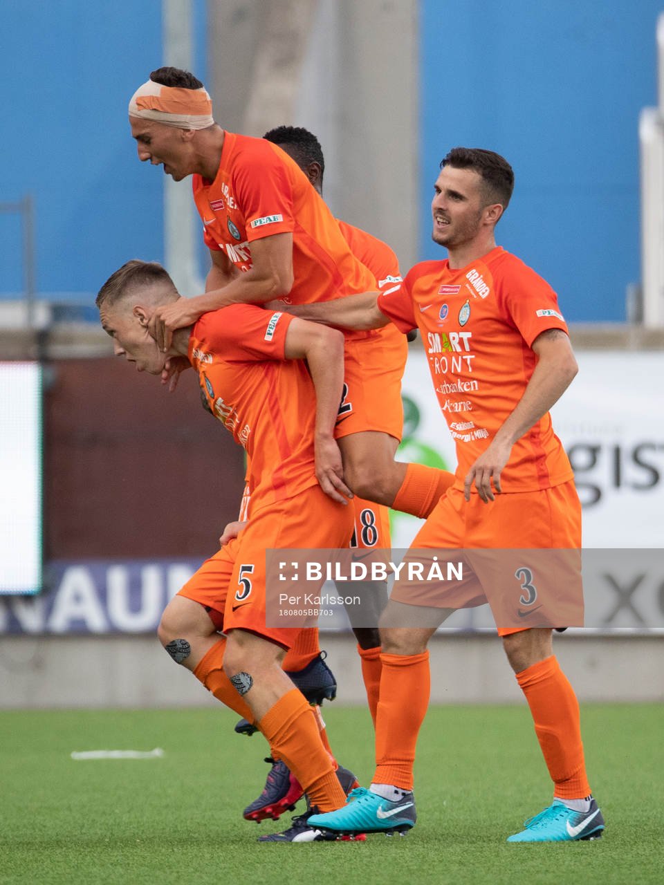 AFC Eskilstunas Gustav Jarl har gjort 2-0 och jublar