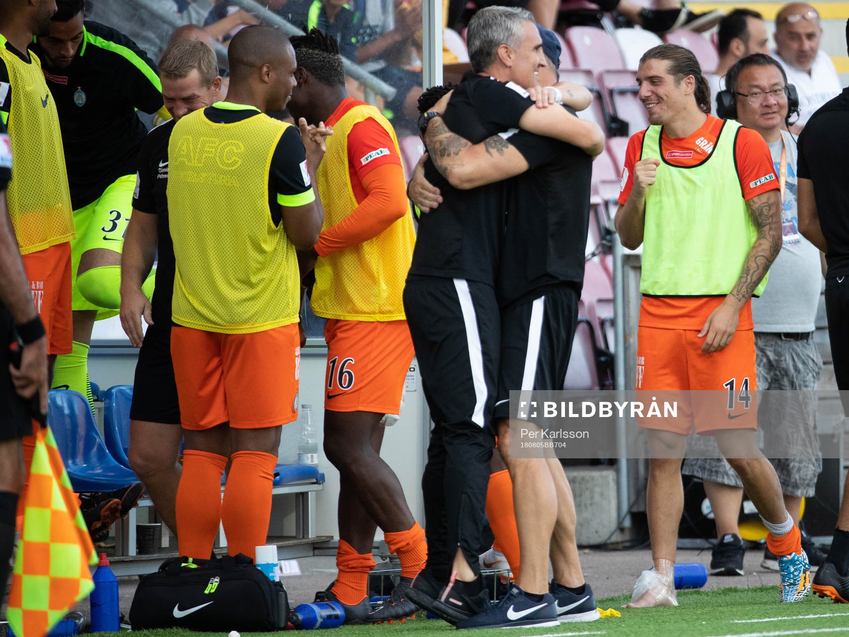 AFC Eskilstunas bänk jublar