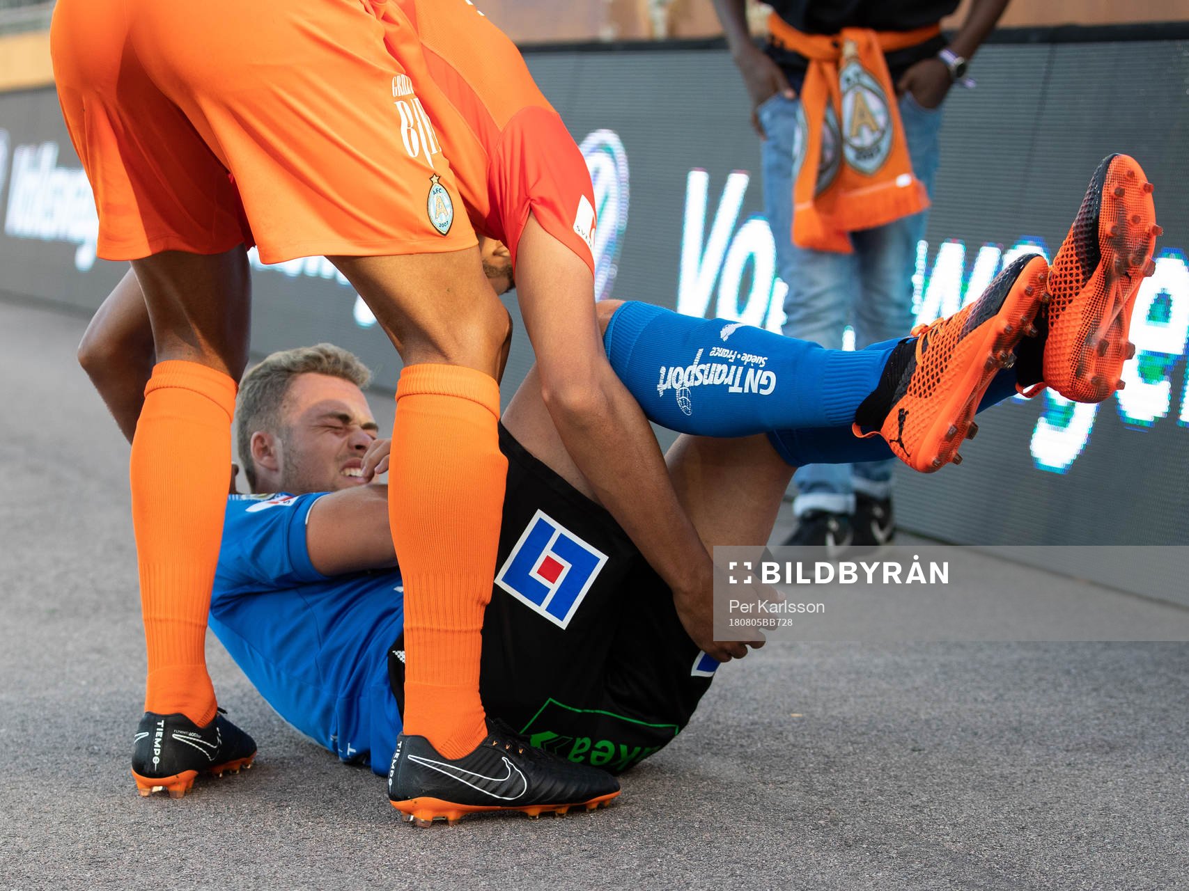 Halmstads Gabriel Gudmundsson utanför planen i smärtor