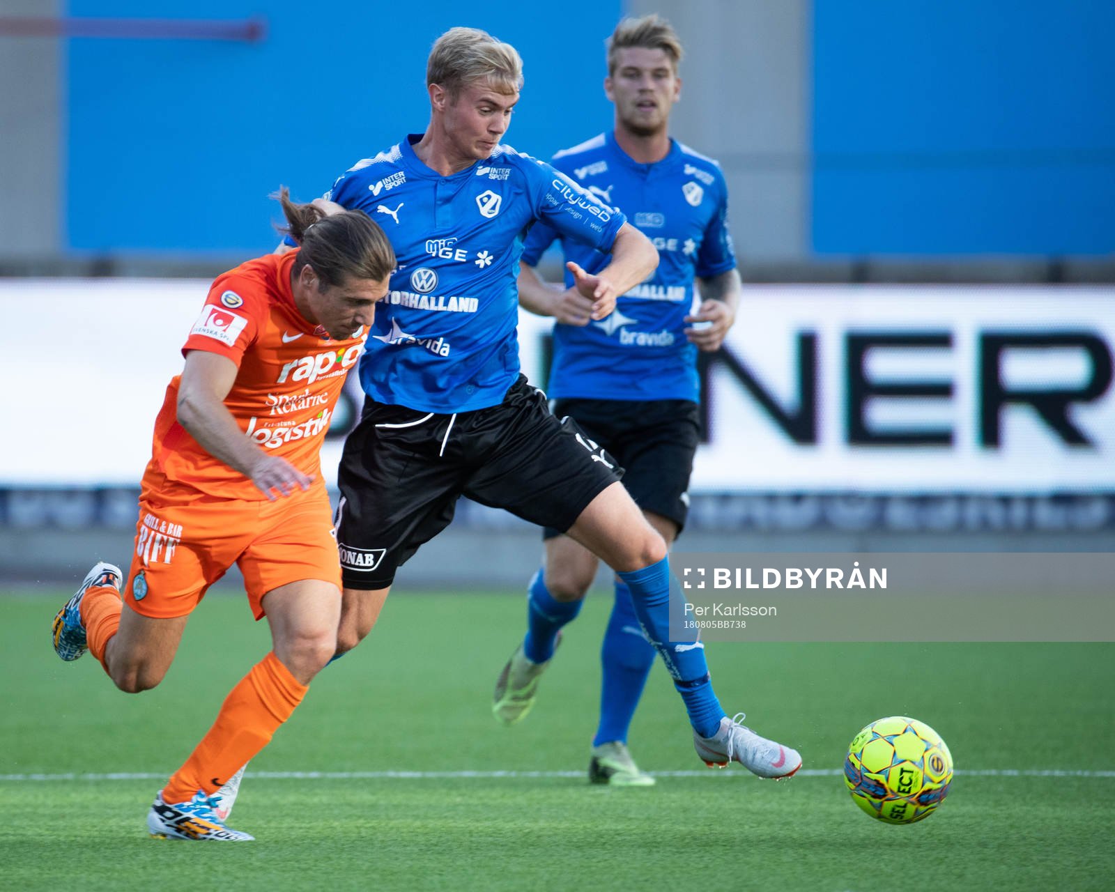 AFC Eskilstunas Christian Miljevic i kamp om bollen