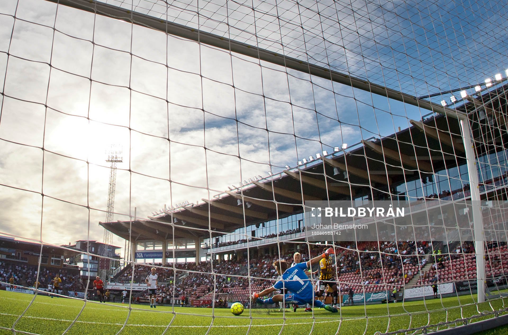 Häckens Nasiru Mohammed gör 0-1 på Örebros målvakt