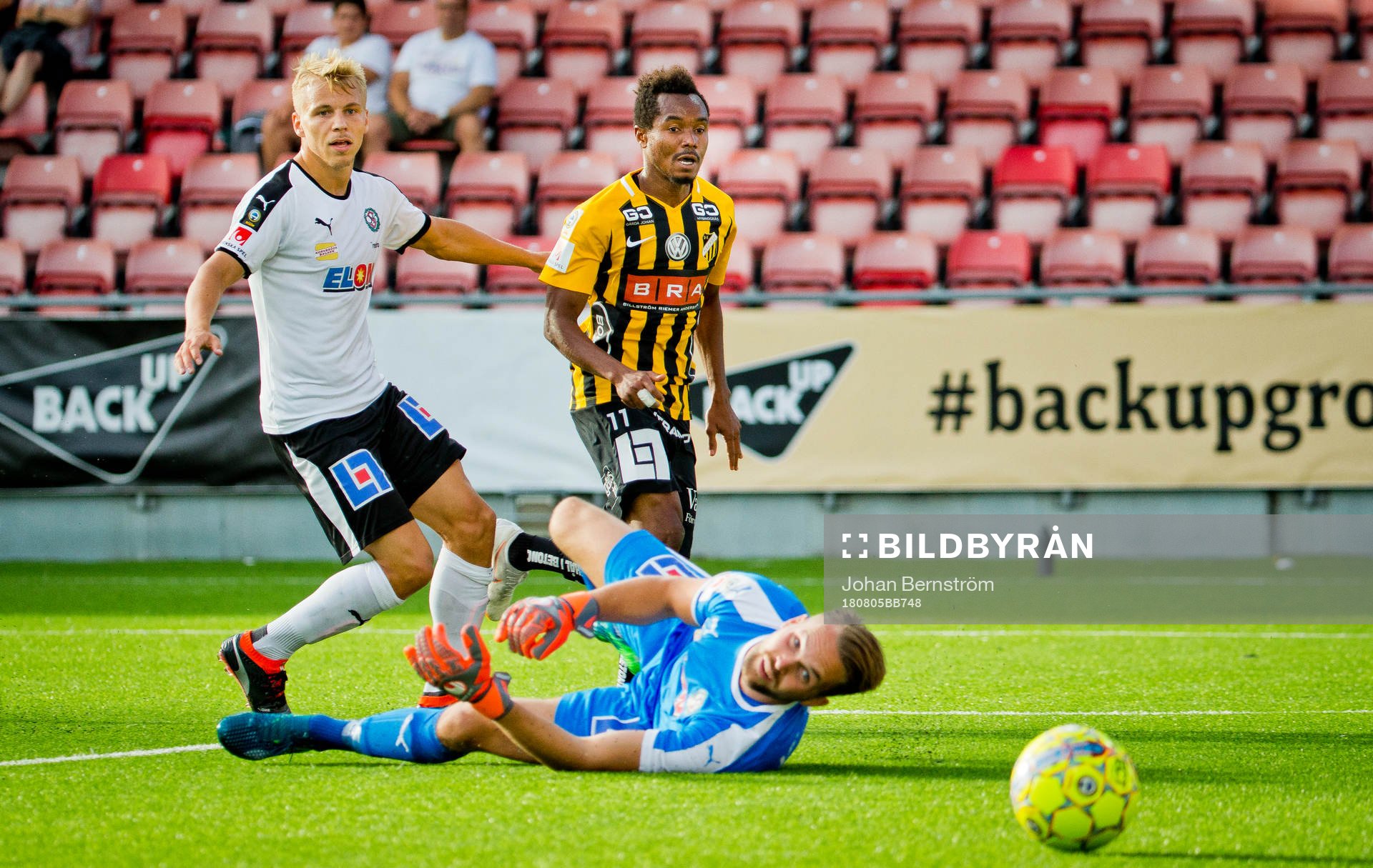 Häckens Nasiru Mohammed gör 0-1 på Örebros målvakt