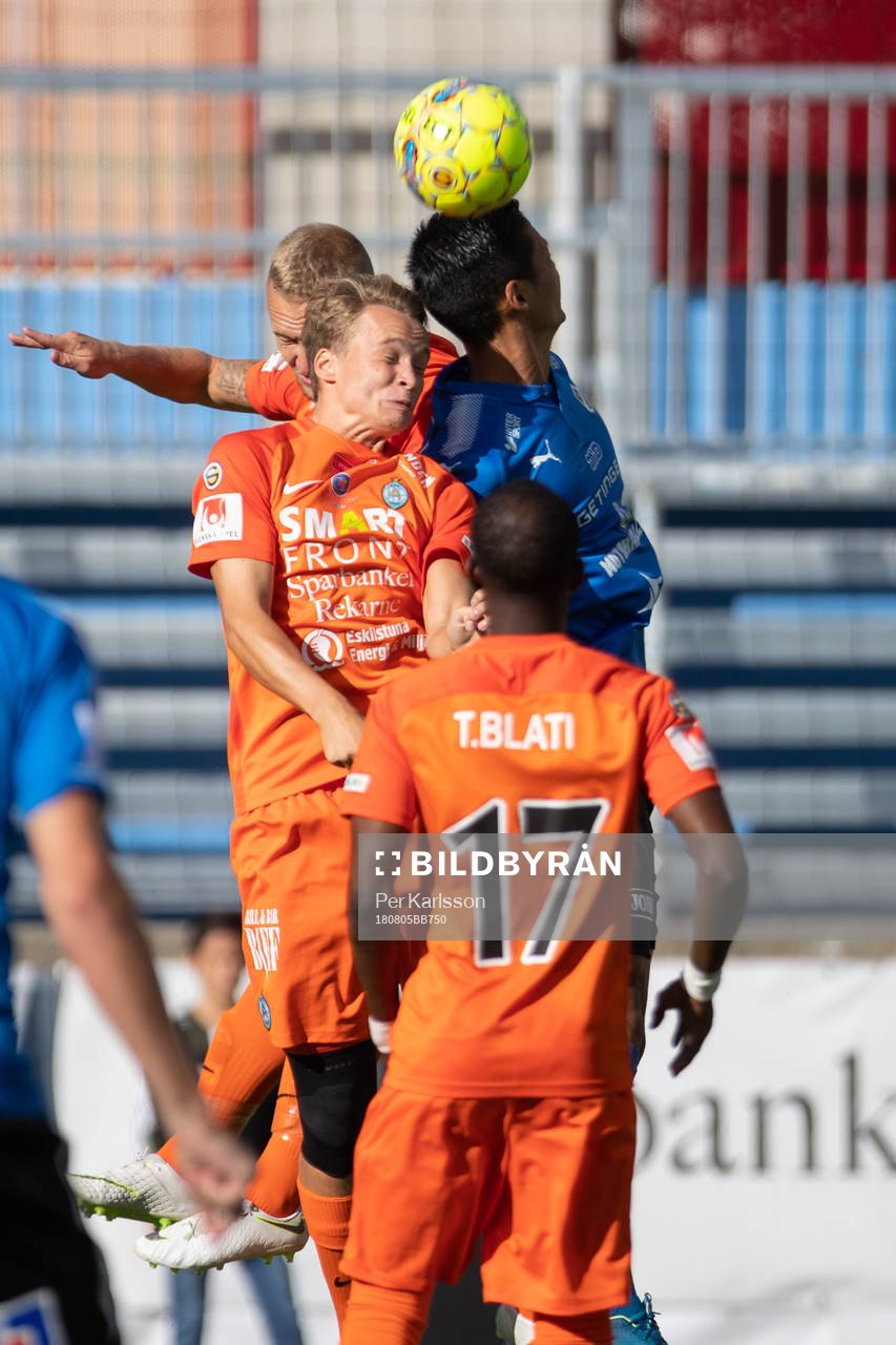 Halmstads Kosuke Kinoshita i en situation i AFC Eskilstunas