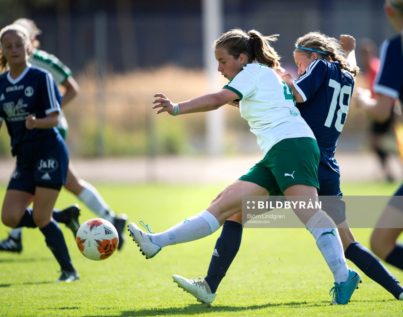 Hammarbys Sandi Lindhagen provar skott, uppvaktad av