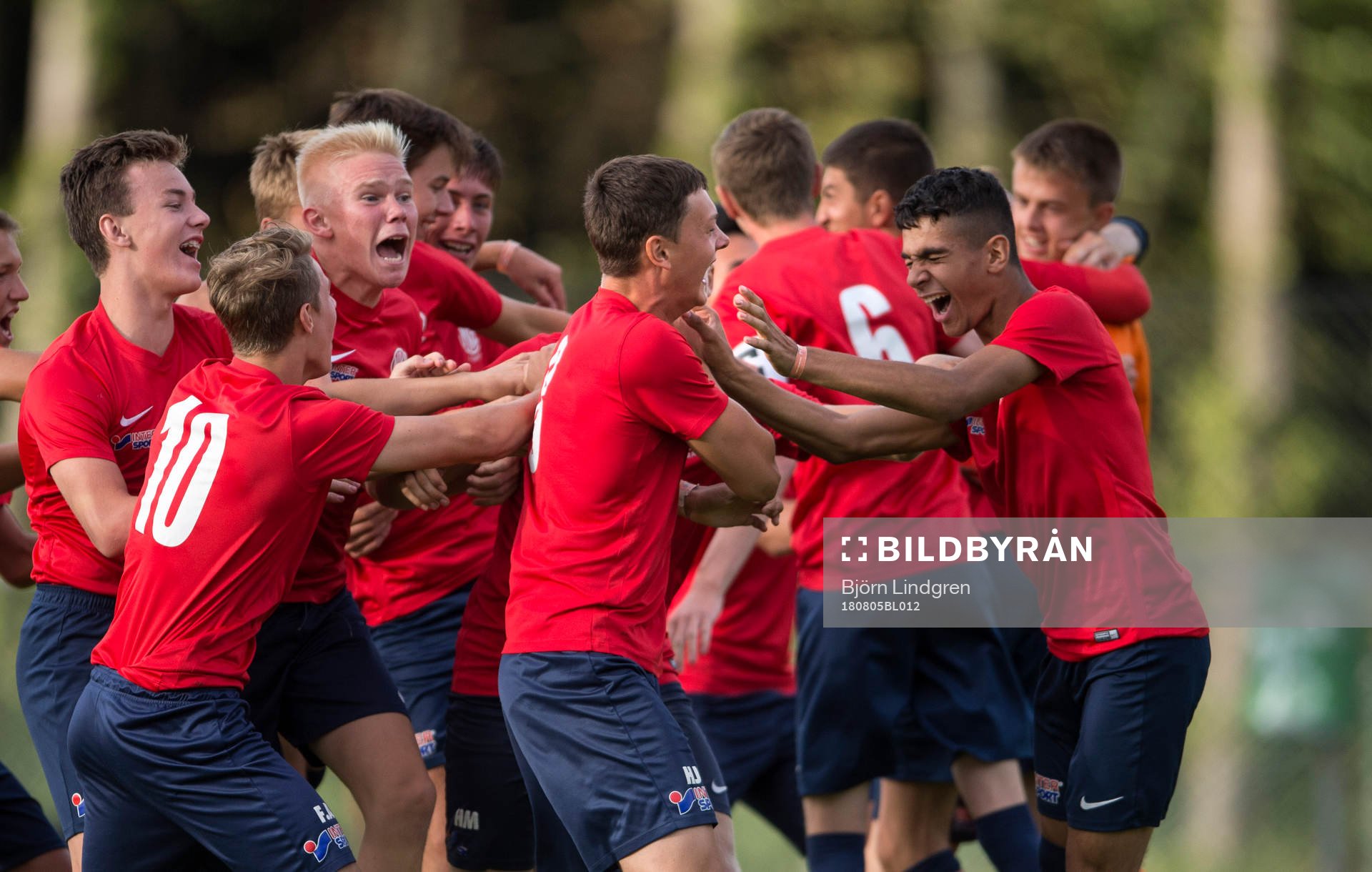 Nikes spelare jublar och kramar om Henrik Jersby som