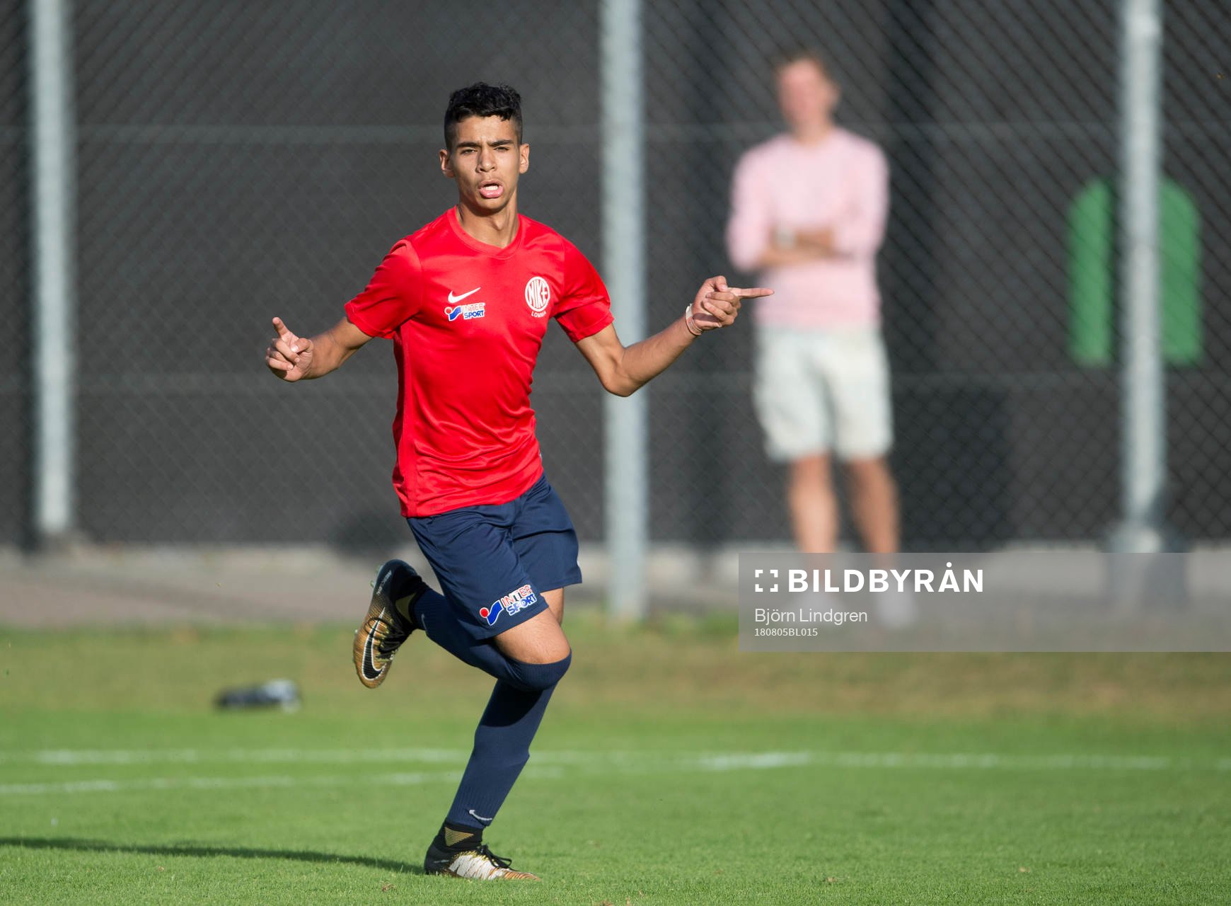 Nikes Osama Khattab jublar efter kvittering på straff i slutminuten under P16-finalen mellan Nike och Stenkullen den 5 augusti 2018 i Helsingborg. Hammarby