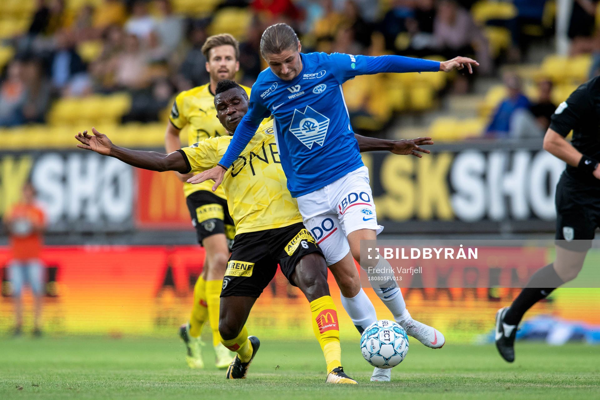 Ifeanyi Mathew of Lillestrøm and Pawel Piotr Cibicki of