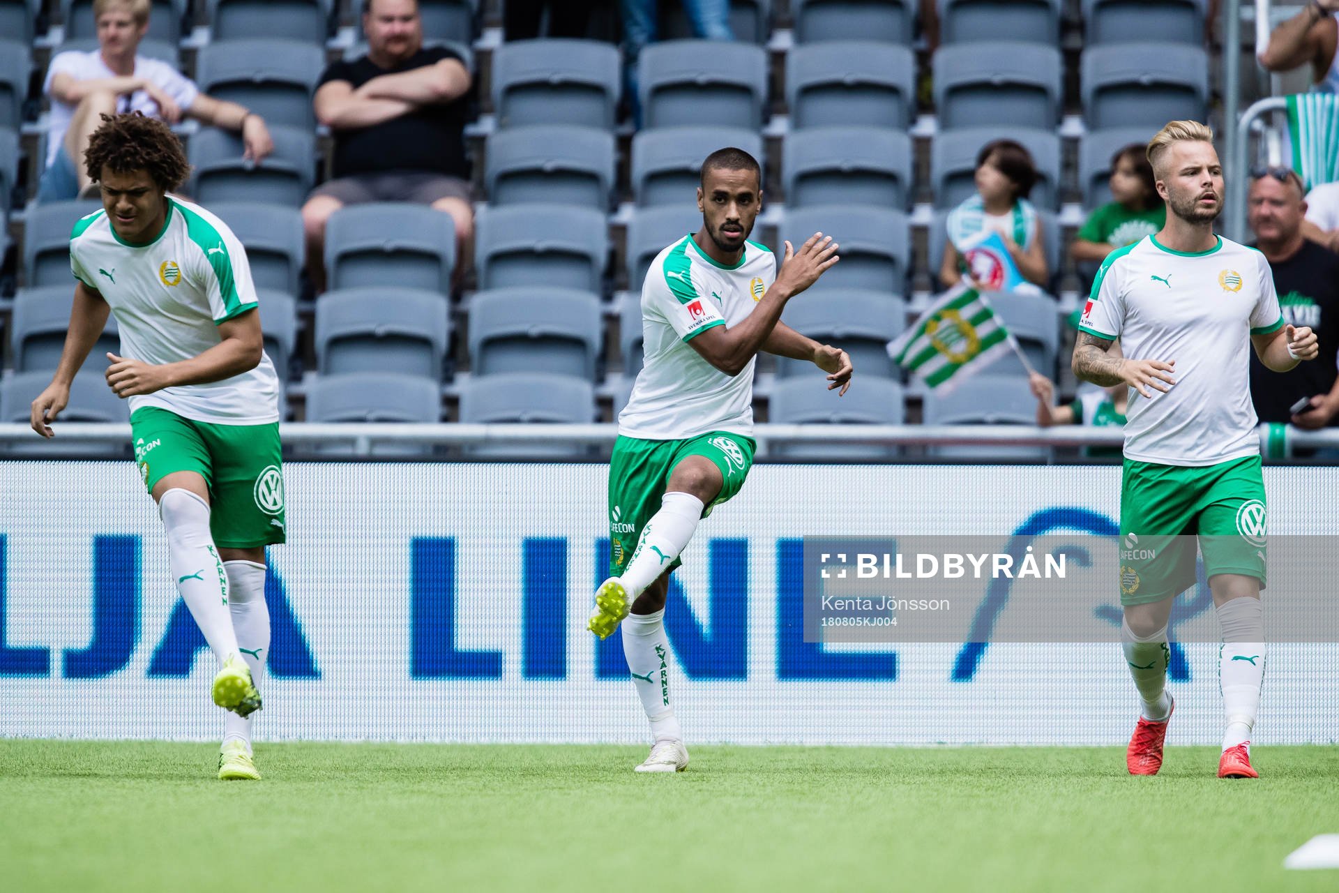 Hammarbys Junes Barny (m) värmer upp med Neto Borges och