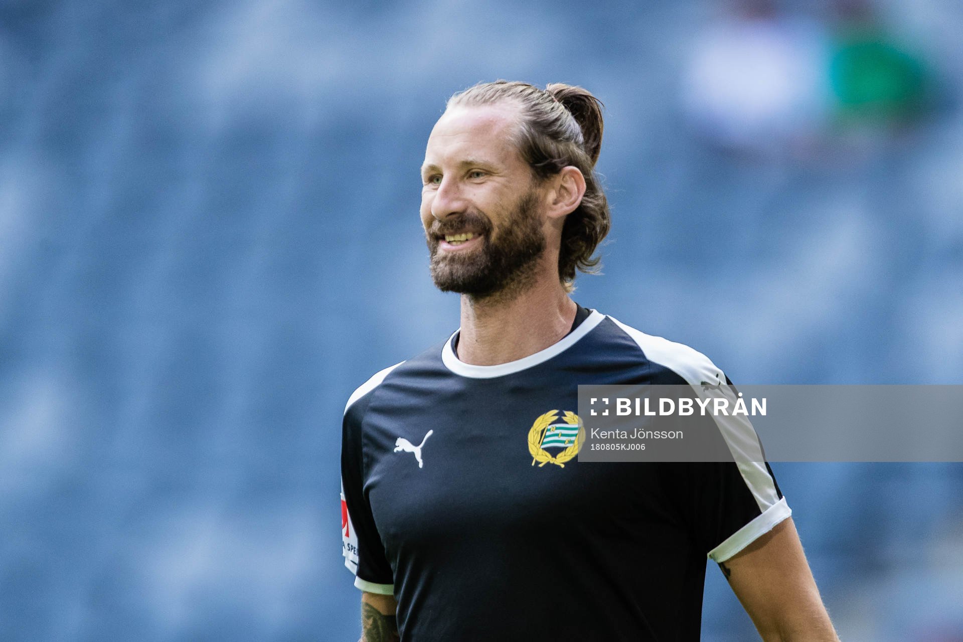 Hammarbys målvakt Johan Wiland innan fotbollsmatchen i
