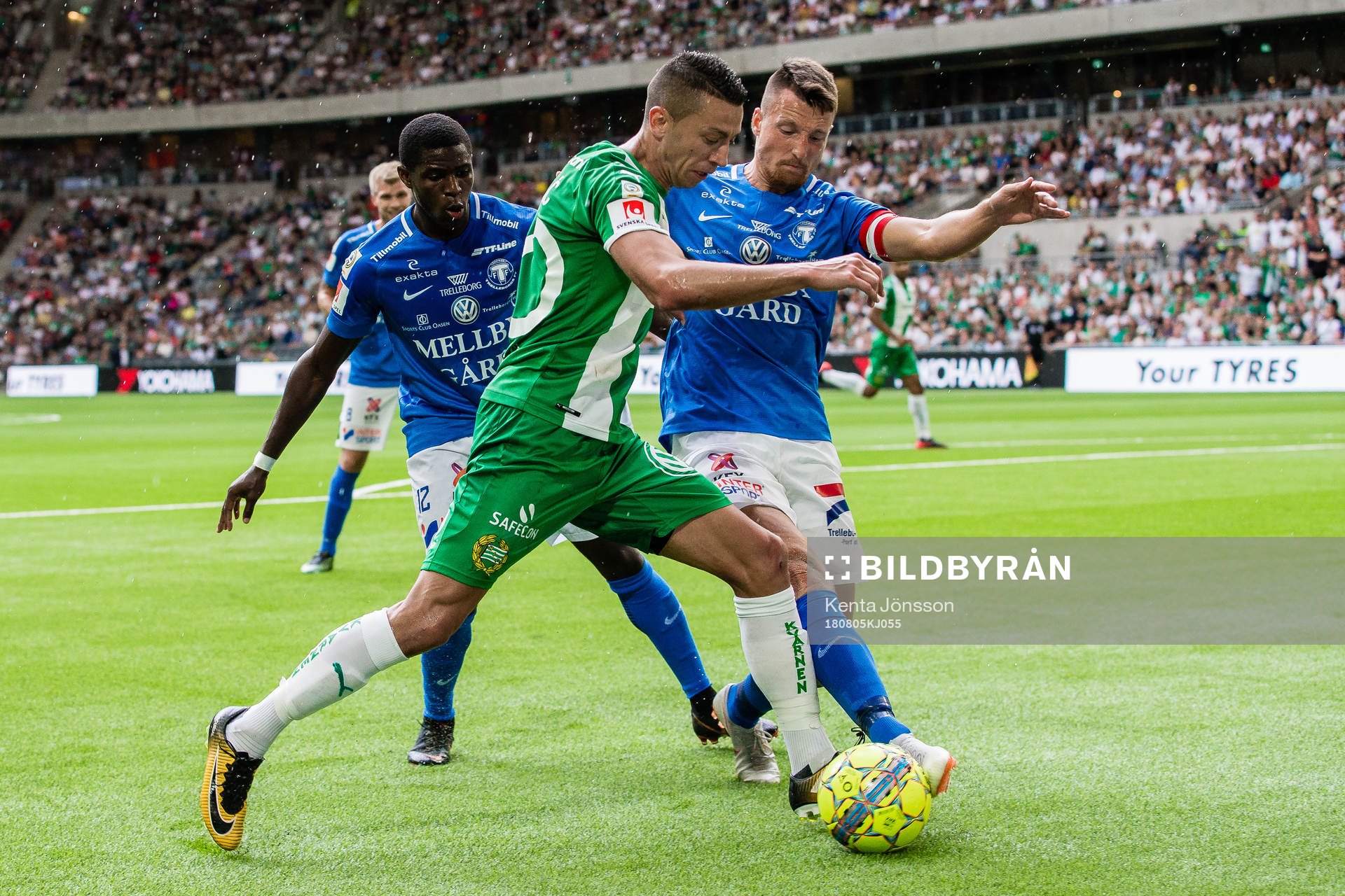 Hammarbys Nikola Djurdjic i kamp om bollen med Trelleborgs