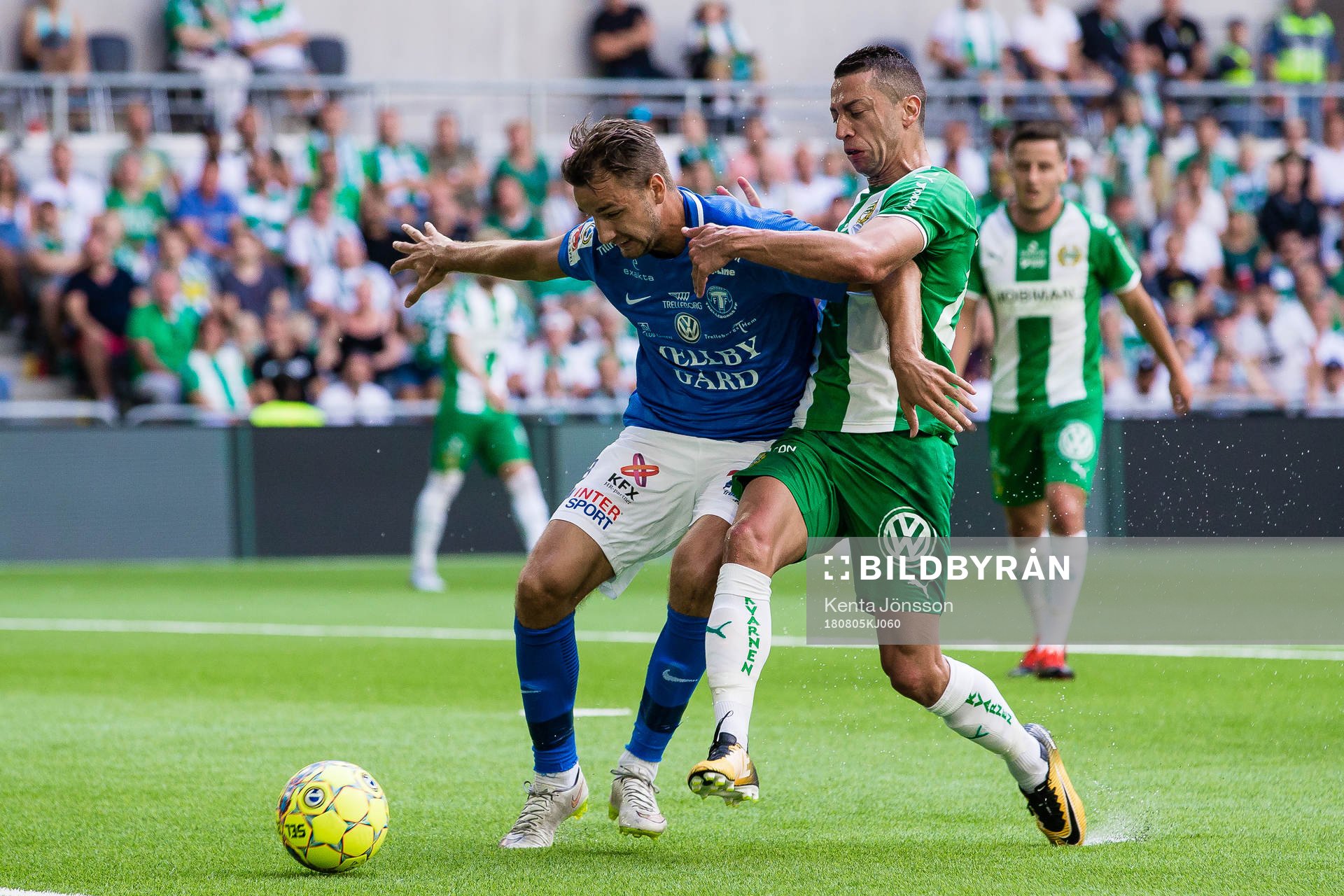 Trelleborgs Jasmin Sudic i kamp om bollen med Hammarbys