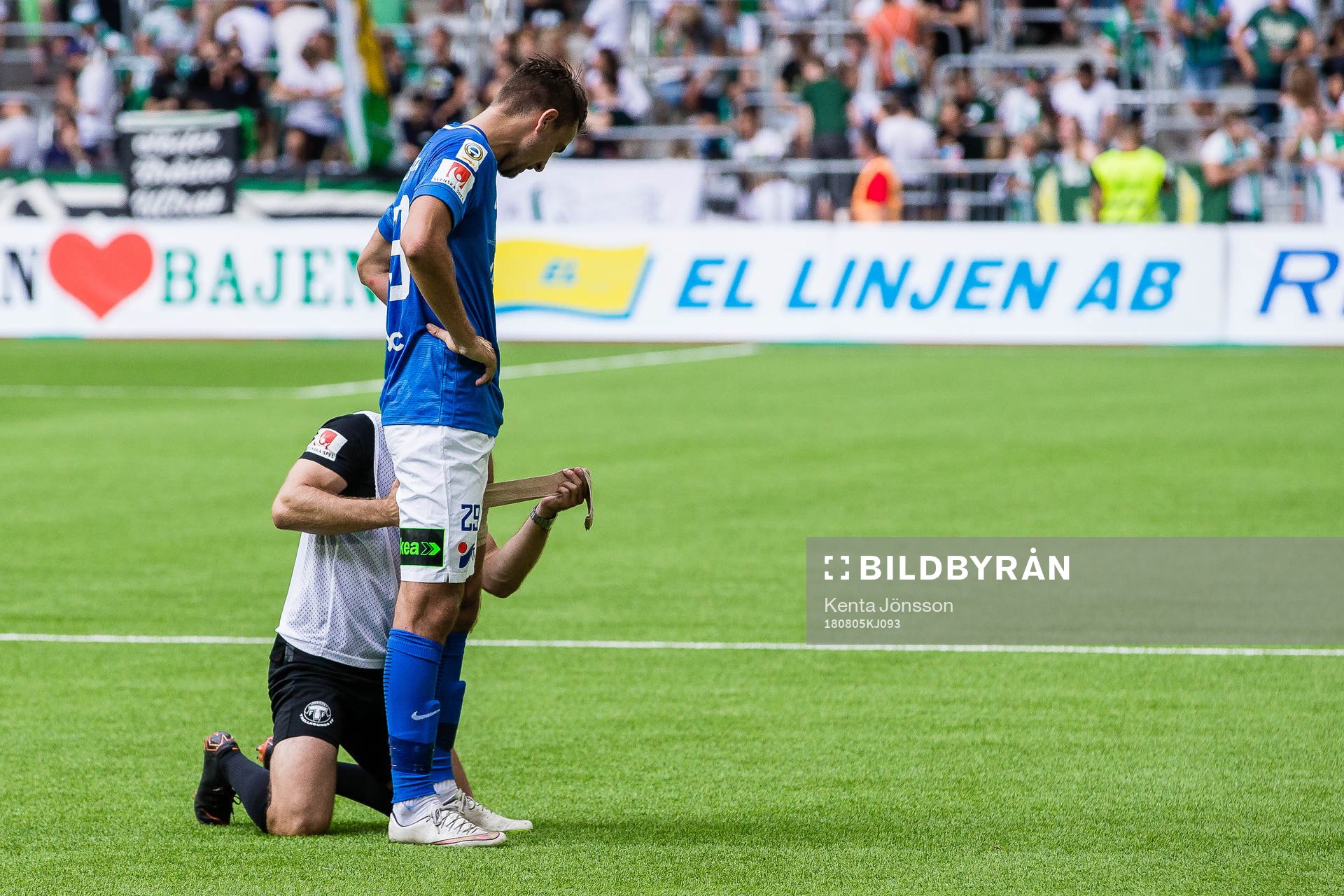 Trelleborgs Jasmin Sudic får sitt ena ben lindat i paus