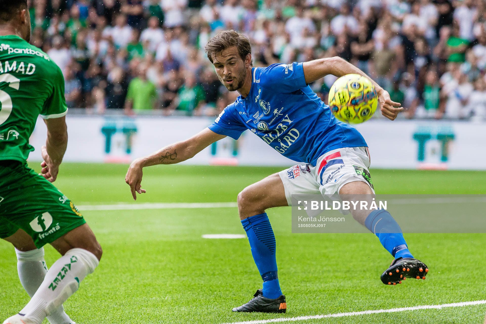 Trelleborgs Sebastian Ohlsson får bollen på handen
