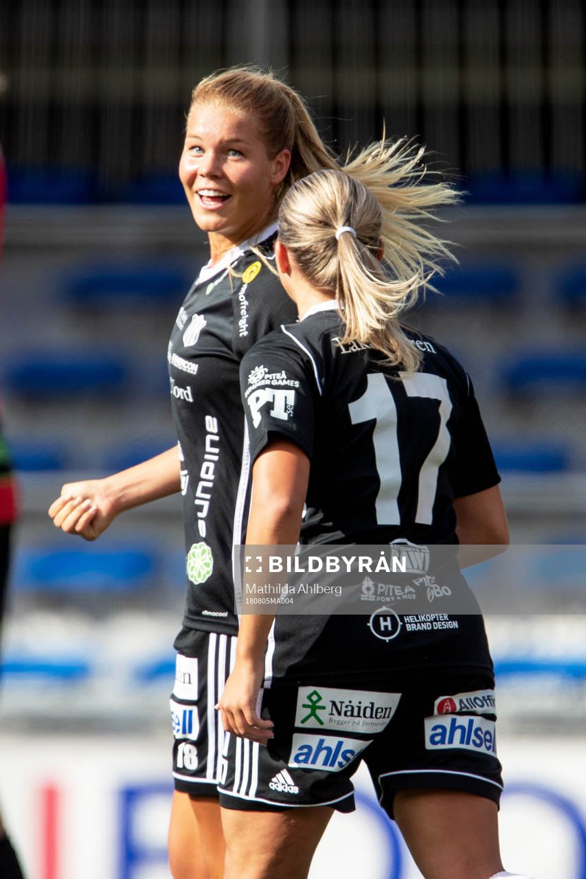 Piteås Nina Jakobsson jublar med lagkamrater