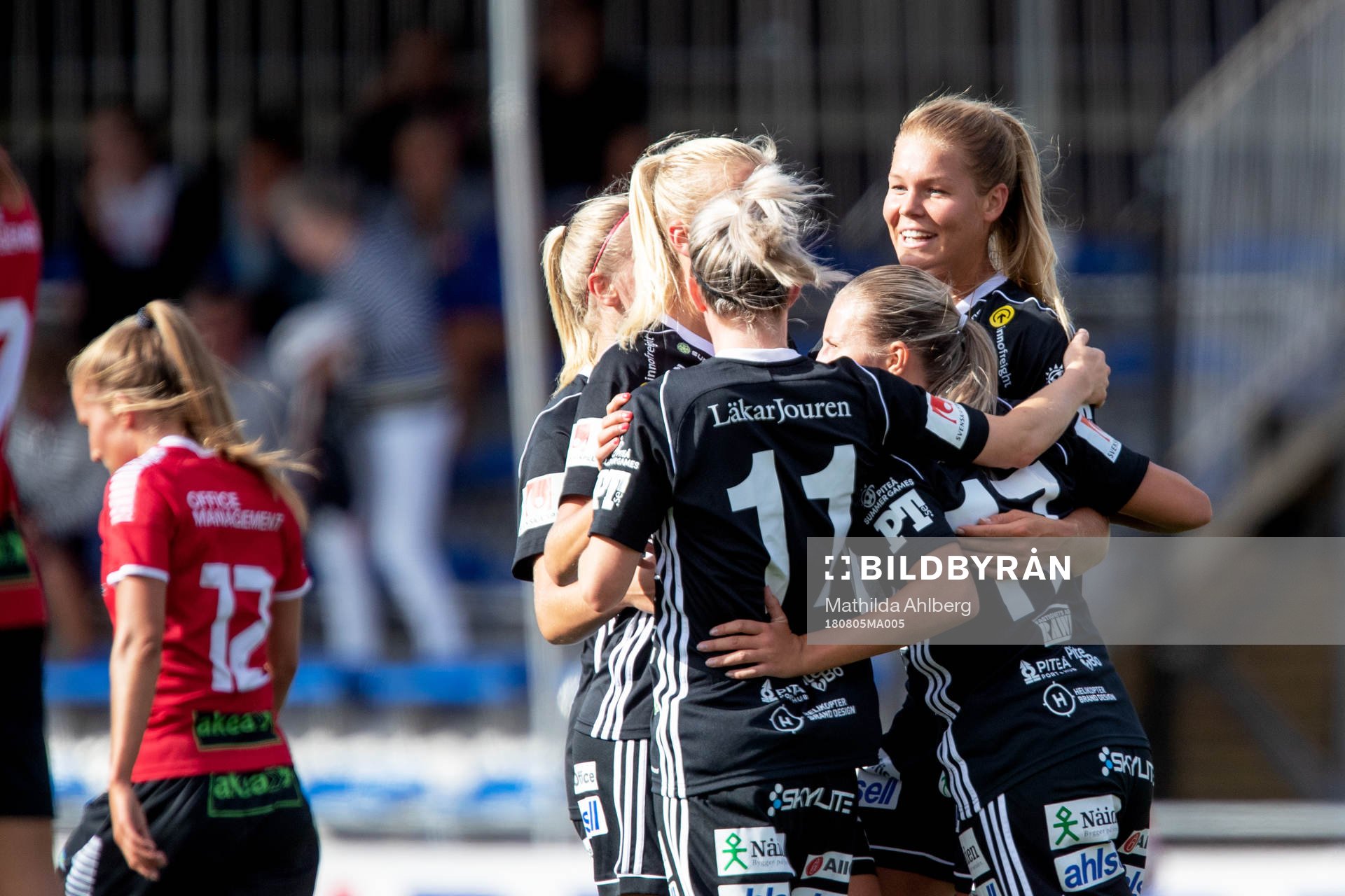 Piteås Nina Jakobsson jublar med lagkamrater