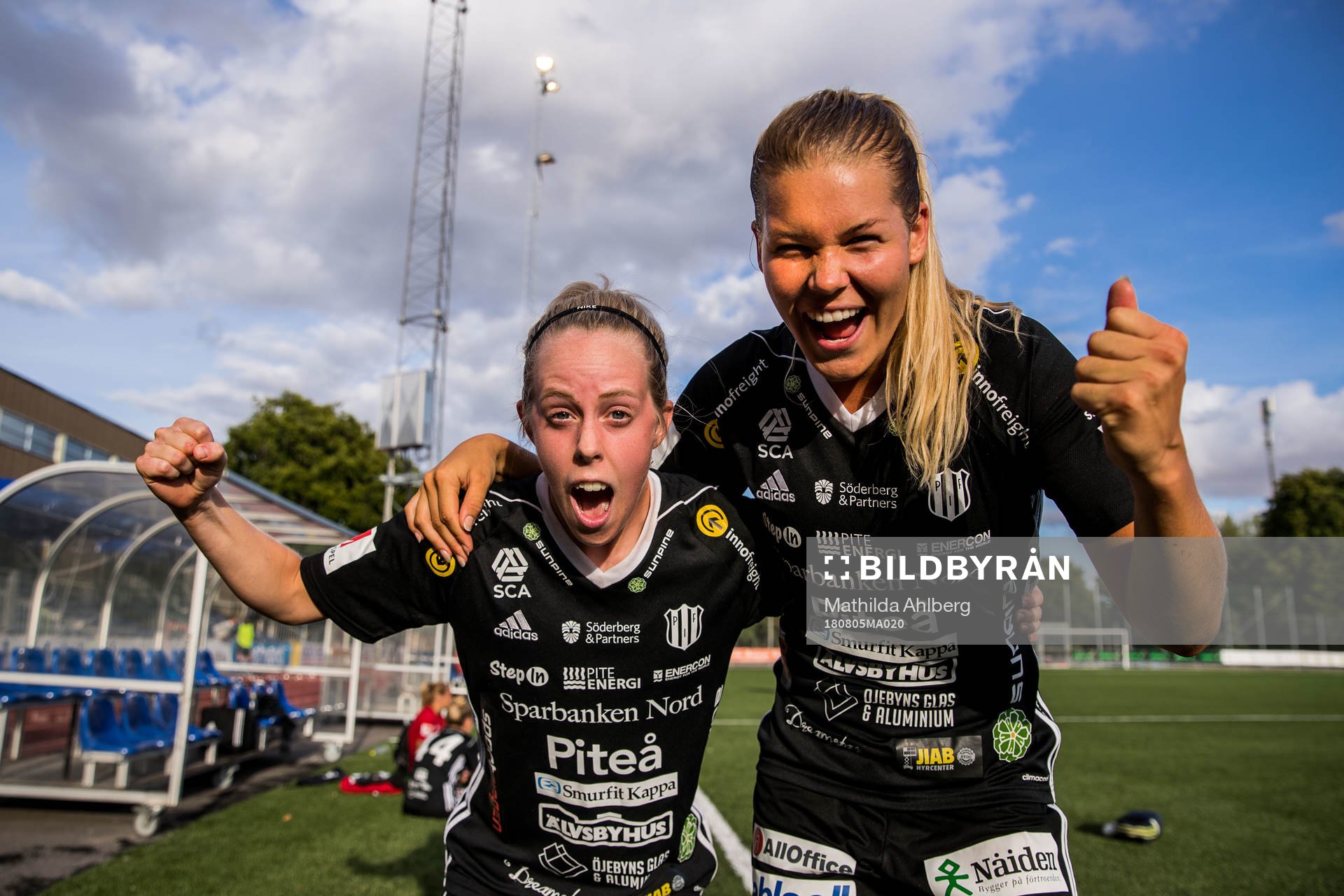 Piteås Cecilia Edlund och Nina Jakobsson jublar efter fotbollsmatchen i damallsvenskan mellan LB07 och Piteå den 5 augusti 2018 in Malmö.