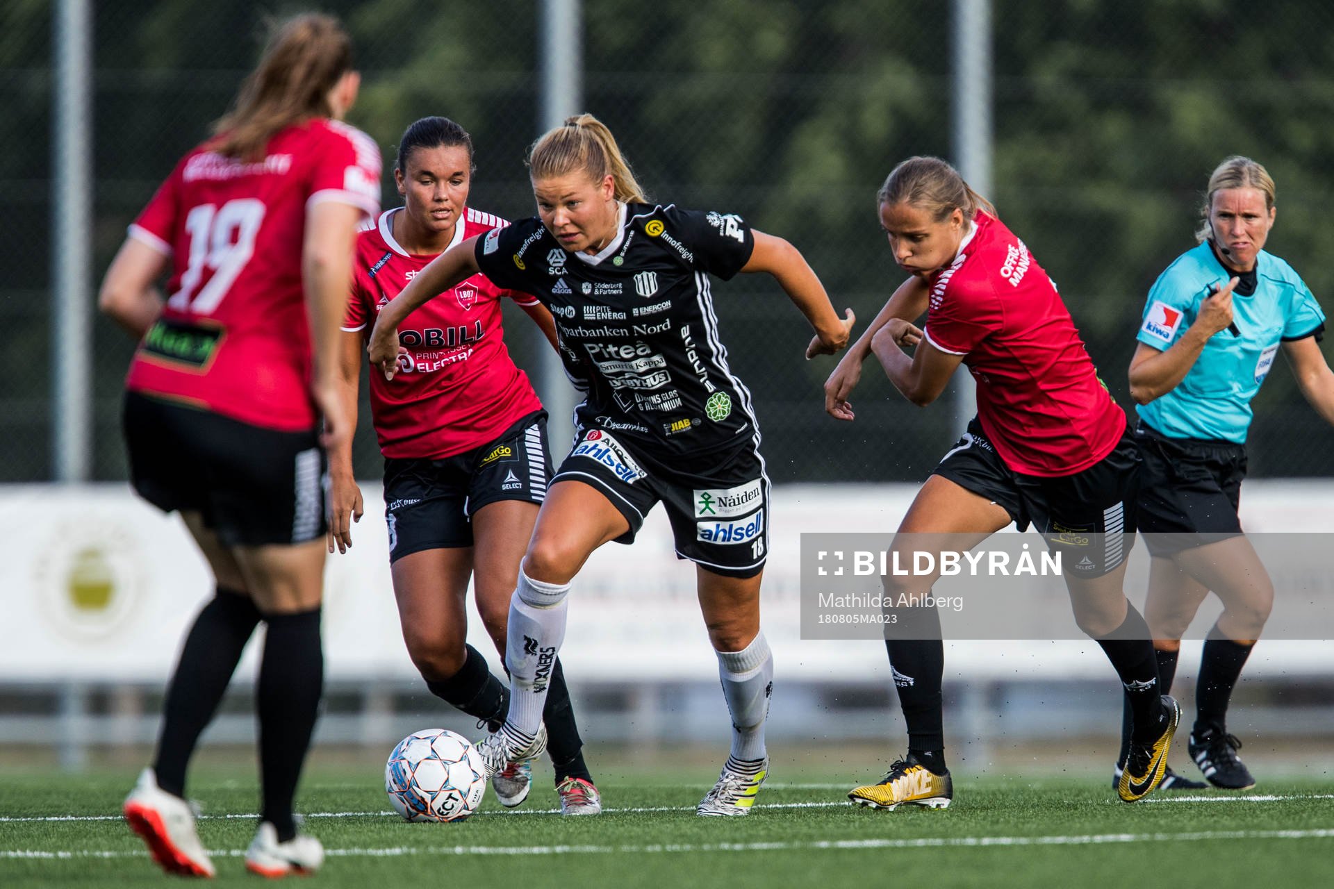 Piteås Nina Jakobsson tar sig igenom Limhamn Bunkeflos