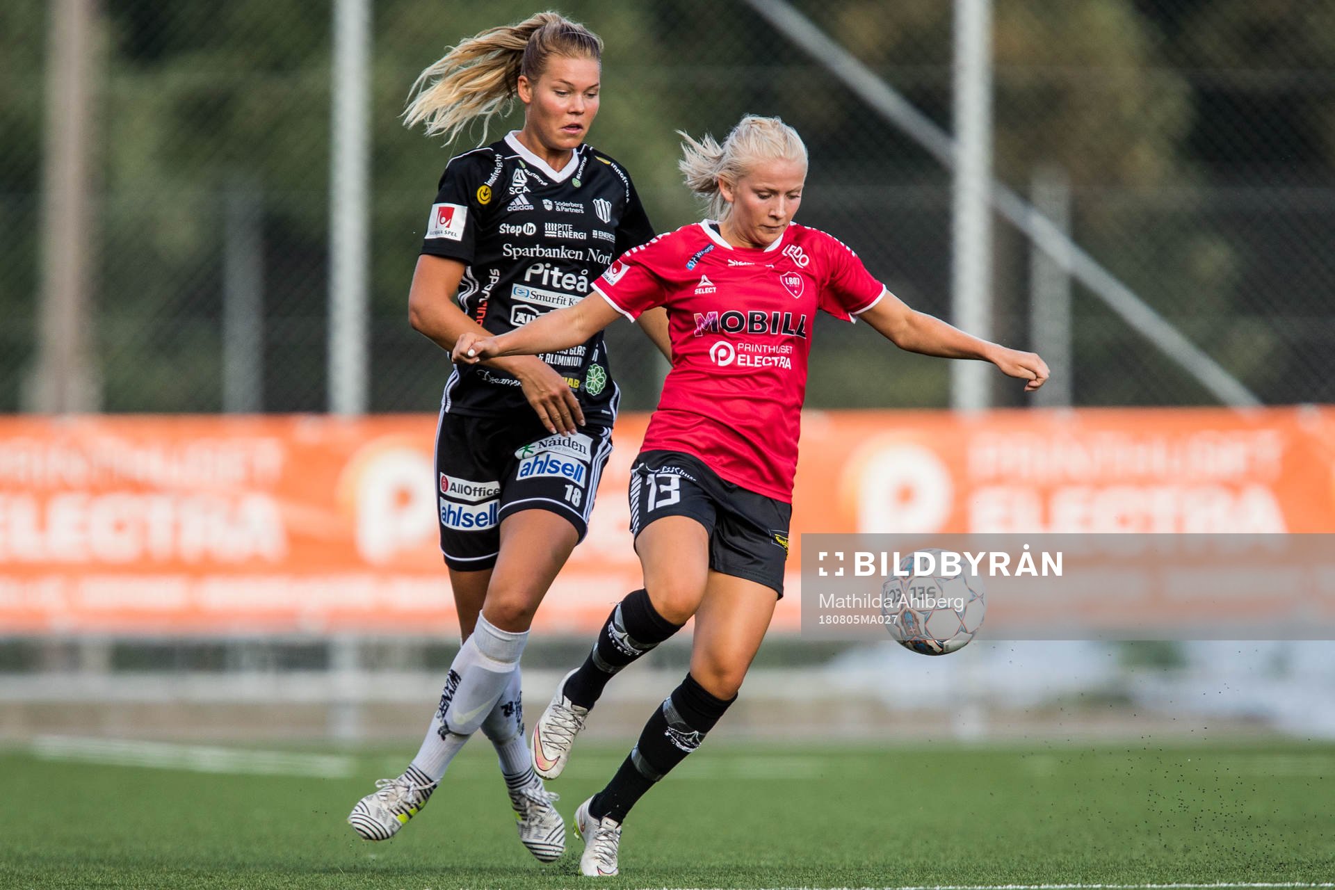 Piteås Nina Jakobsson och Limhamn Bunkeflos Alice Magnusson under fotbollsmatchen i damallsvenskan mellan LB07 och Piteå den 5 augusti 2018 in Malmö.