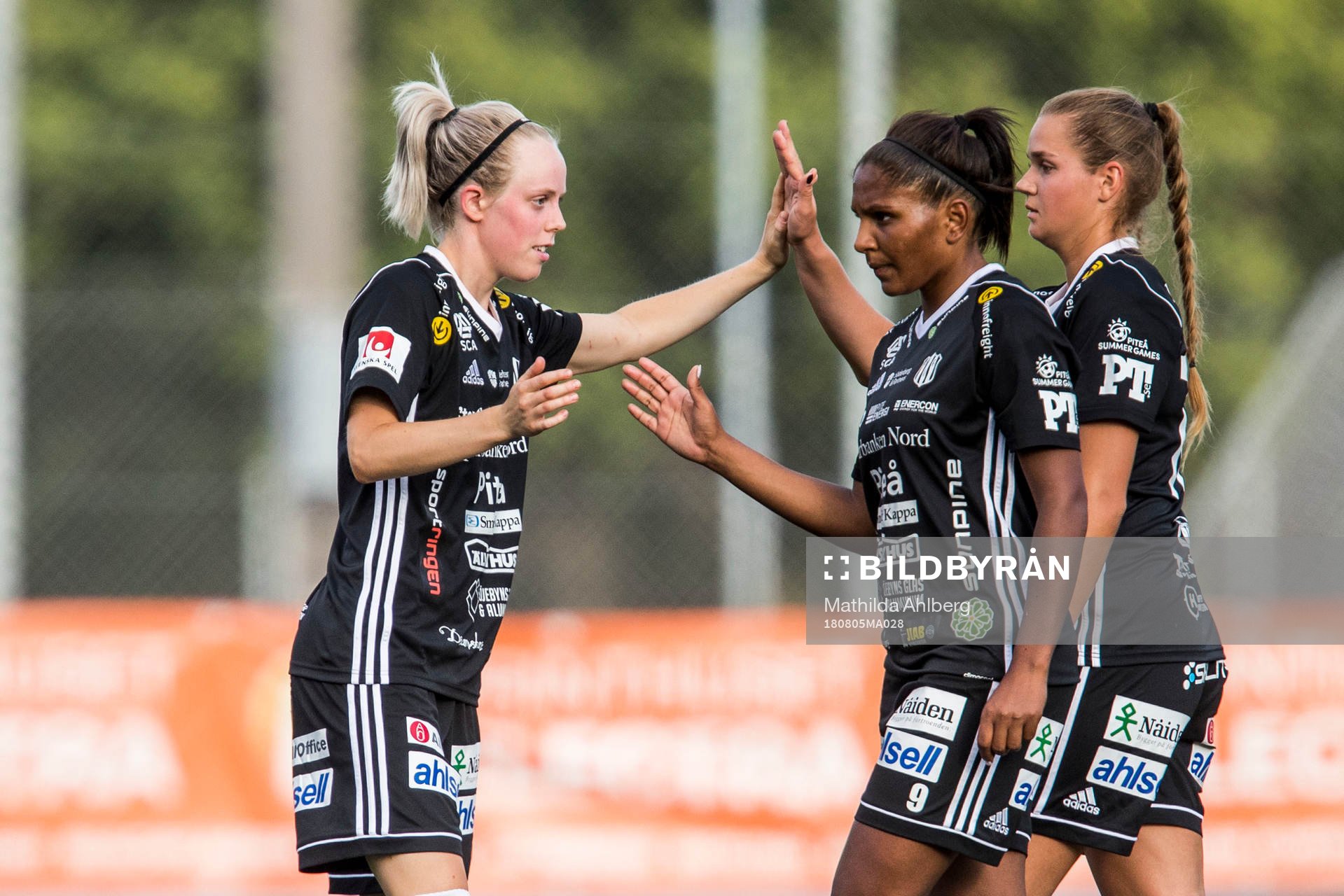 Piteås Cecilia Edlund jublar med lagkamrater efter fotbollsmatchen i damallsvenskan mellan LB07 och Piteå den 5 augusti 2018 in Malmö.