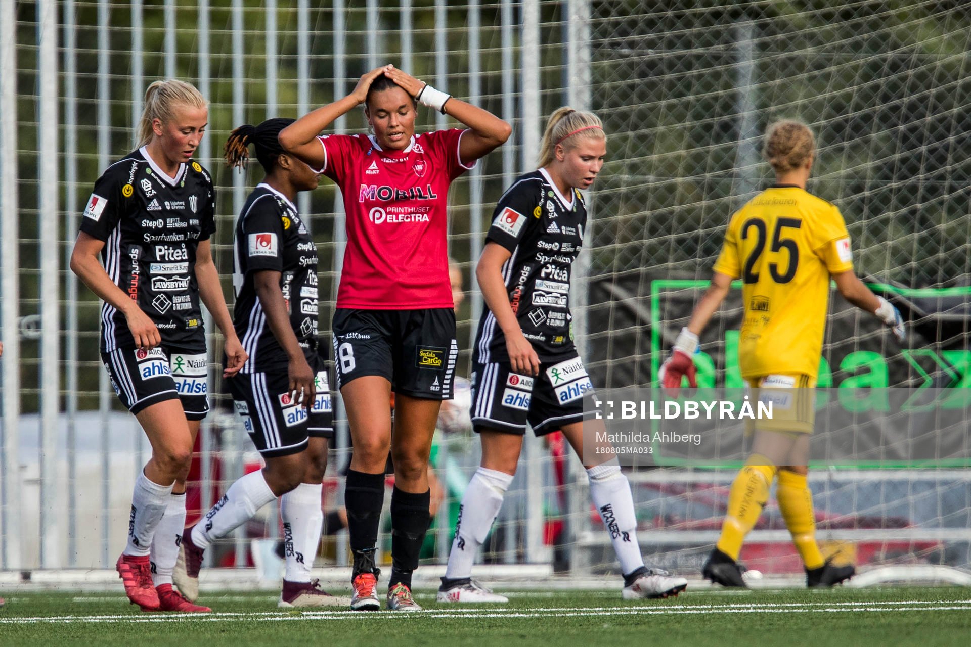 Limhamn Bunkeflos Anna Welin (mitten) deppar