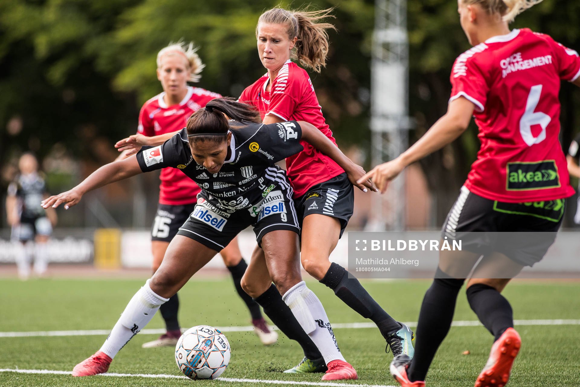 Piteås Madelen Janogy och Limhamn Bunkeflos Anna Eveliina Parikka under fotbollsmatchen i damallsvenskan mellan LB07 och Piteå den 5 augusti 2018 in Malmö.