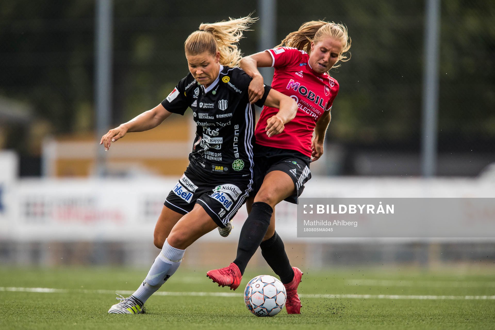 Piteås Nina Jakobsson och Limhamn Bunkeflos Anna Eveliina Parikka under fotbollsmatchen i damallsvenskan mellan LB07 och Piteå den 5 augusti 2018 in Malmö.