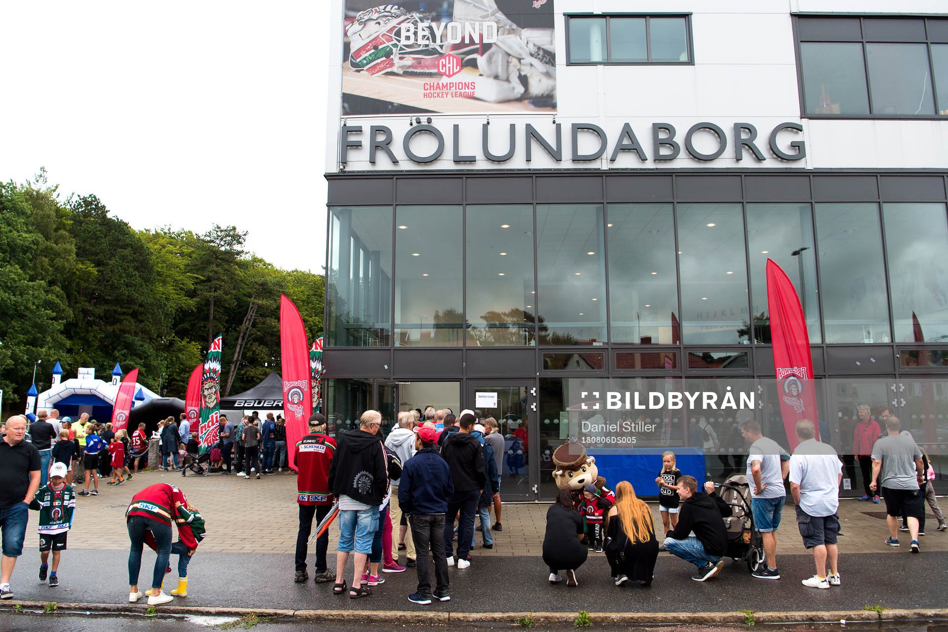 Supportrar utanför Frölundaborg