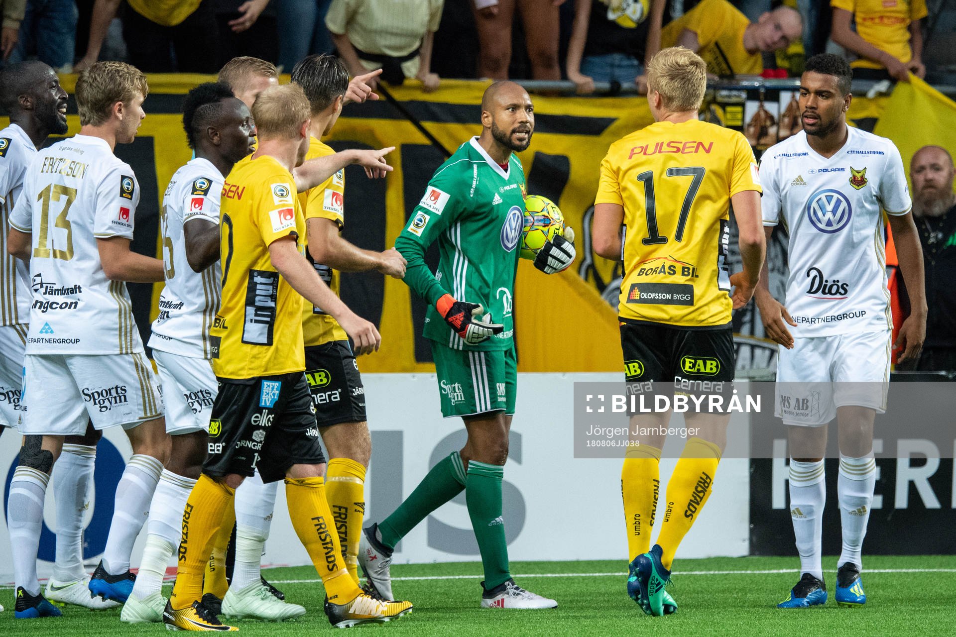 Östersunds målvakt Aly Keita reagerar på Elfsborgs Per Frick under fotbollsmatchen i Allsvenskan mellan Elfsborg och Östersund den 6 augusti 2018 i Borås.