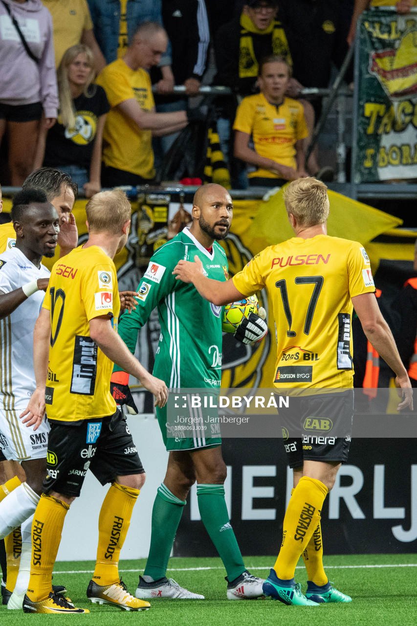 Östersunds målvakt Aly Keita reagerar på Elfsborgs Per Frick under fotbollsmatchen i Allsvenskan mellan Elfsborg och Östersund den 6 augusti 2018 i Borås.