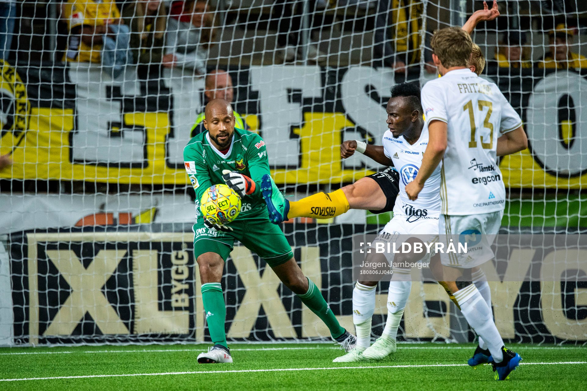 Östersunds målvakt Aly Keita räddar skott under fotbollsmatchen i Allsvenskan mellan Elfsborg och Östersund den 6 augusti 2018 i Borås.