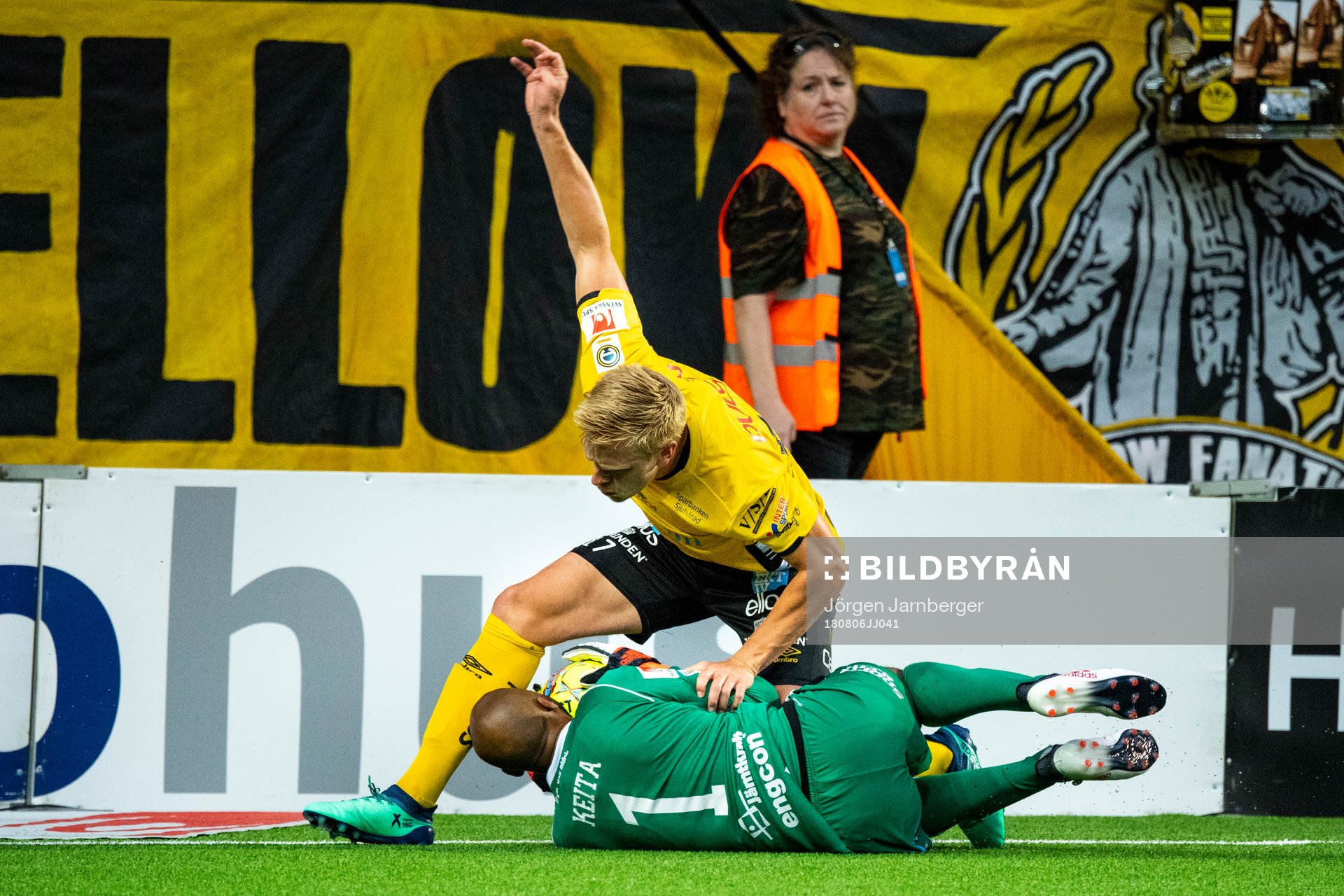 Elfsborgs Per Frick och Östersunds målvakt Aly Keita under fotbollsmatchen i Allsvenskan mellan Elfsborg och Östersund den 6 augusti 2018 i Borås.