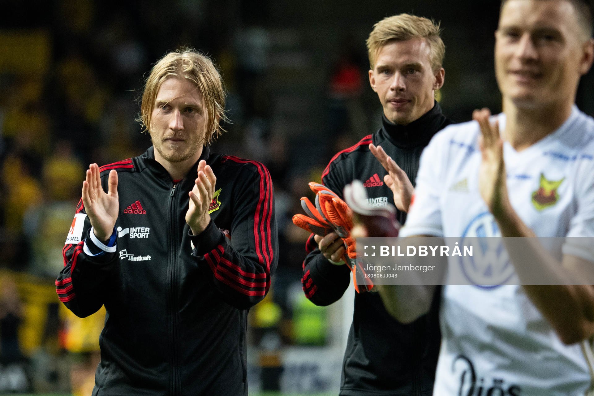 Östersunds Simon Kroon och målvakt Andreas Andersson tackar publiken efter fotbollsmatchen i Allsvenskan mellan Elfsborg och Östersund den 6 augusti 2018 i Borås.