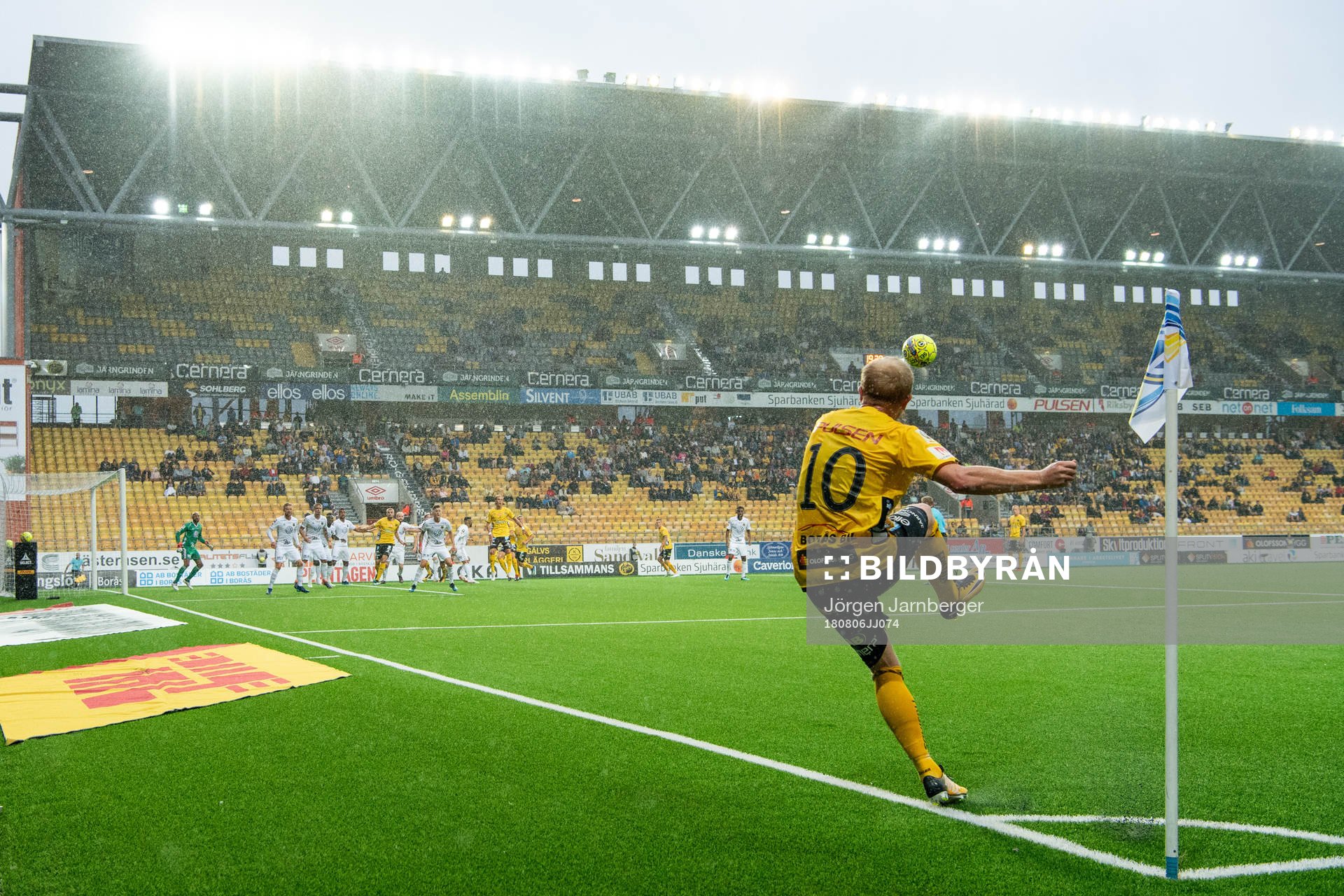 Elfsborgs Simon Lundevall lägger en hörna