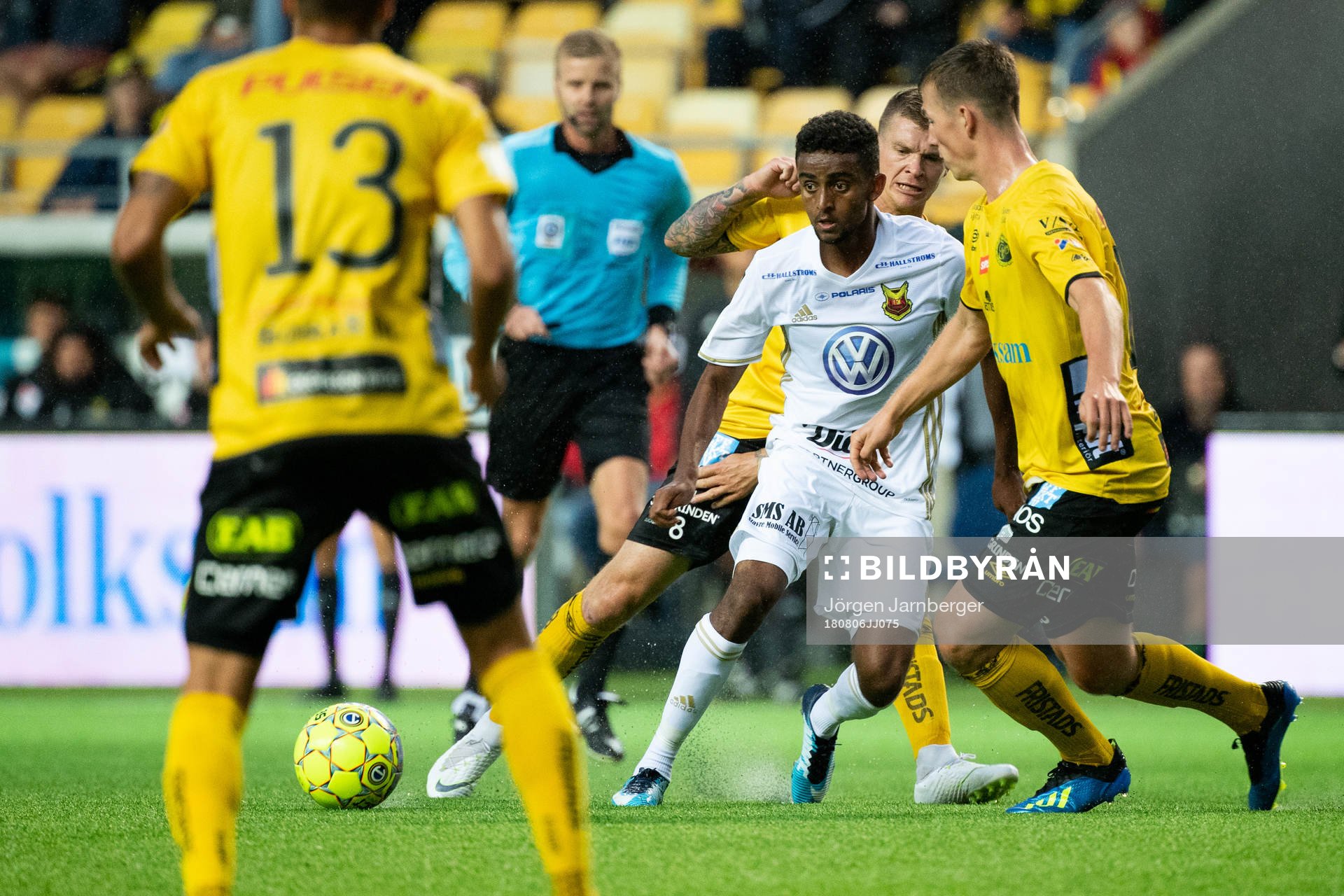 Östersunds Samuel Laryea Mensah i kamp med Elfsborgs Simon Olsson och Samuel Holmén under fotbollsmatchen i Allsvenskan mellan Elfsborg och Östersund den 6 augusti 2018 i Borås.