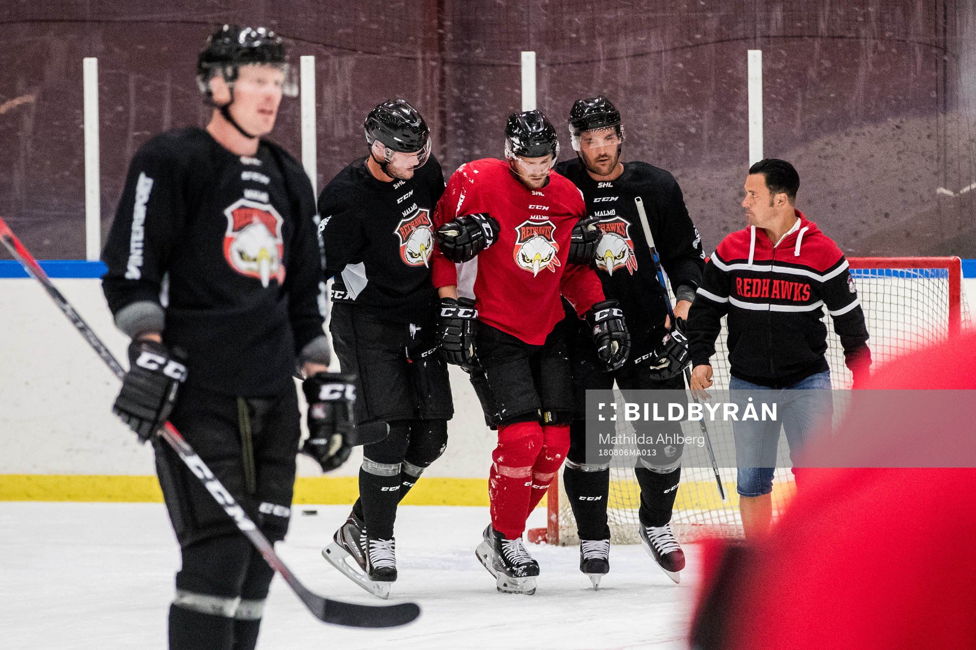 Malmö Redhawks Emil Molin får hjälp av isen